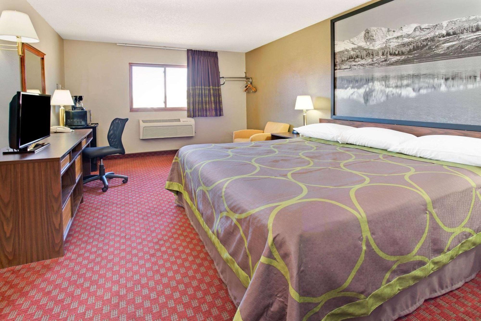 King Room with Bath Tub - Mobility Accessible/Non-Smoking