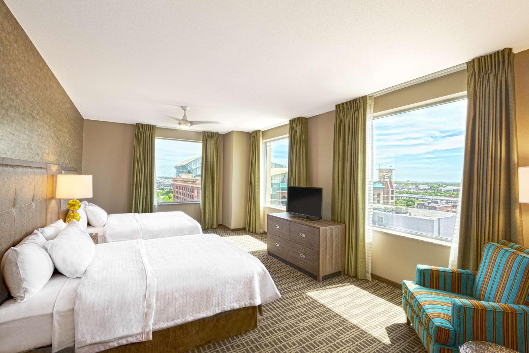 Queen Suite Two Queen Beds Park View Non-Smoking