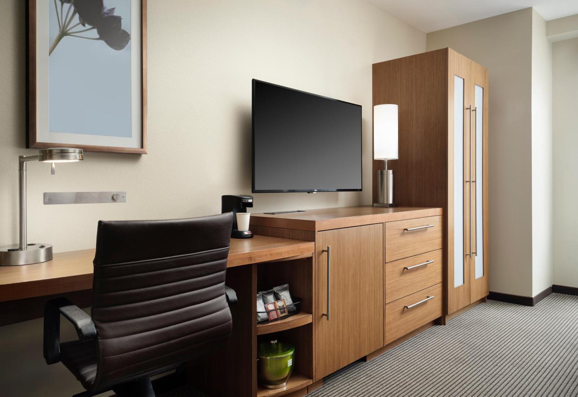 Eckzimmer mit Kingsize-Bett und Aussicht