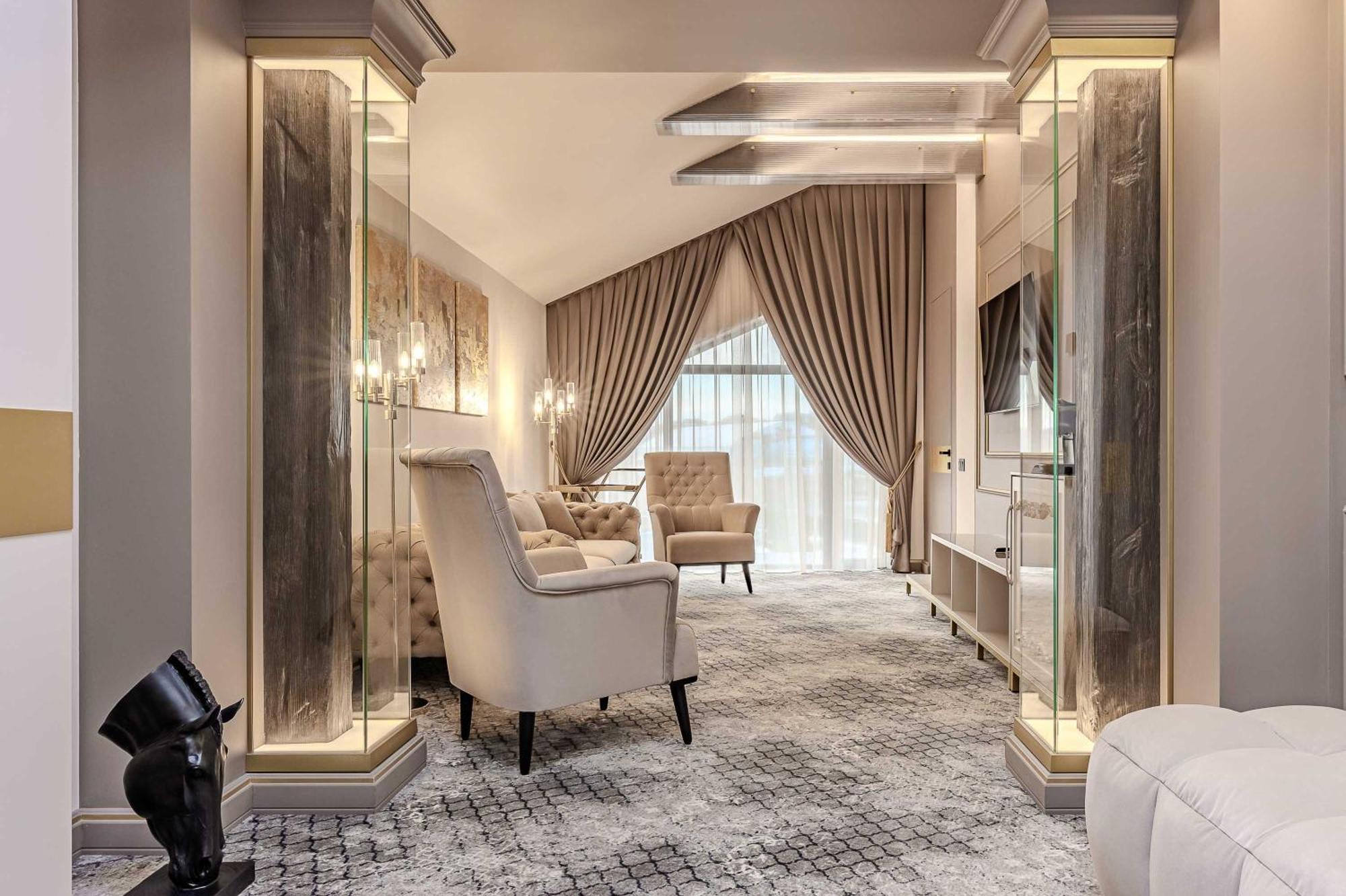 Zimmer mit Kingsize-Bett und Seeblick