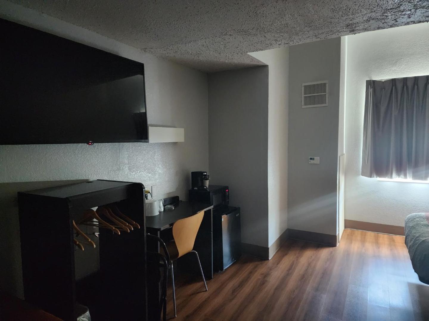 1 Full Bed | ADA/Tub/Micfridge