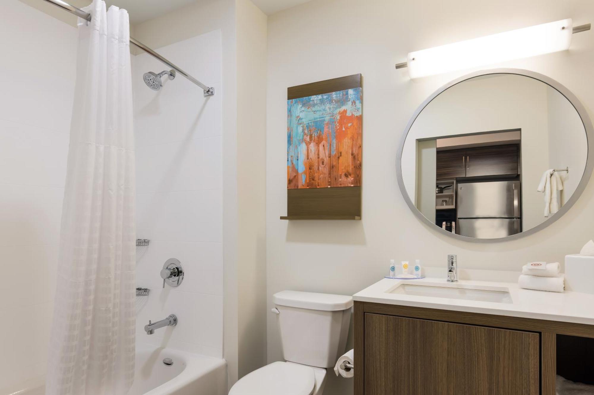 King Suite Sofabed Kitchenette 1st Floor or Pet Friendly