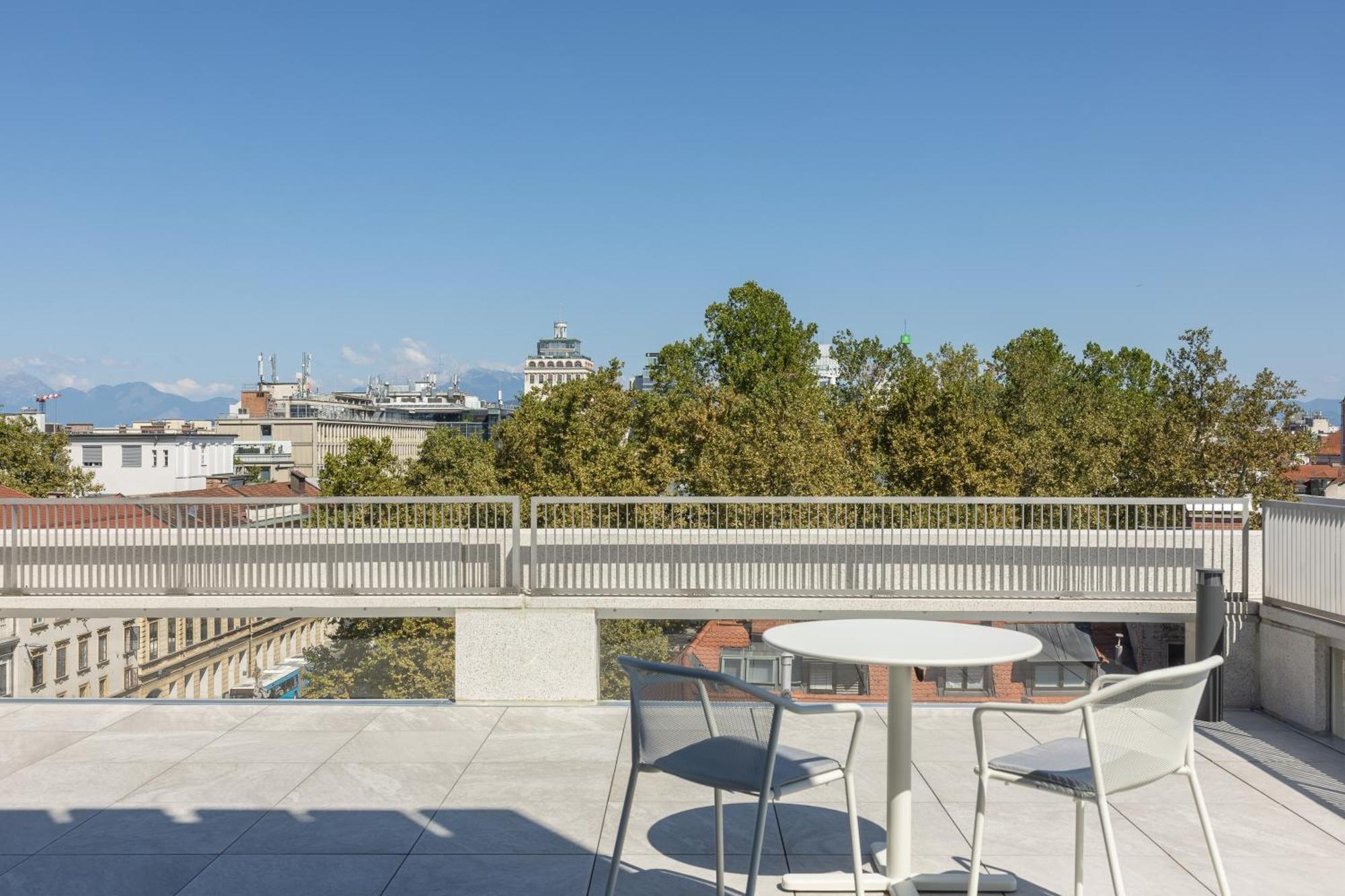 Deluxe Zimmer mit Kingsize-Bett und Terrasse