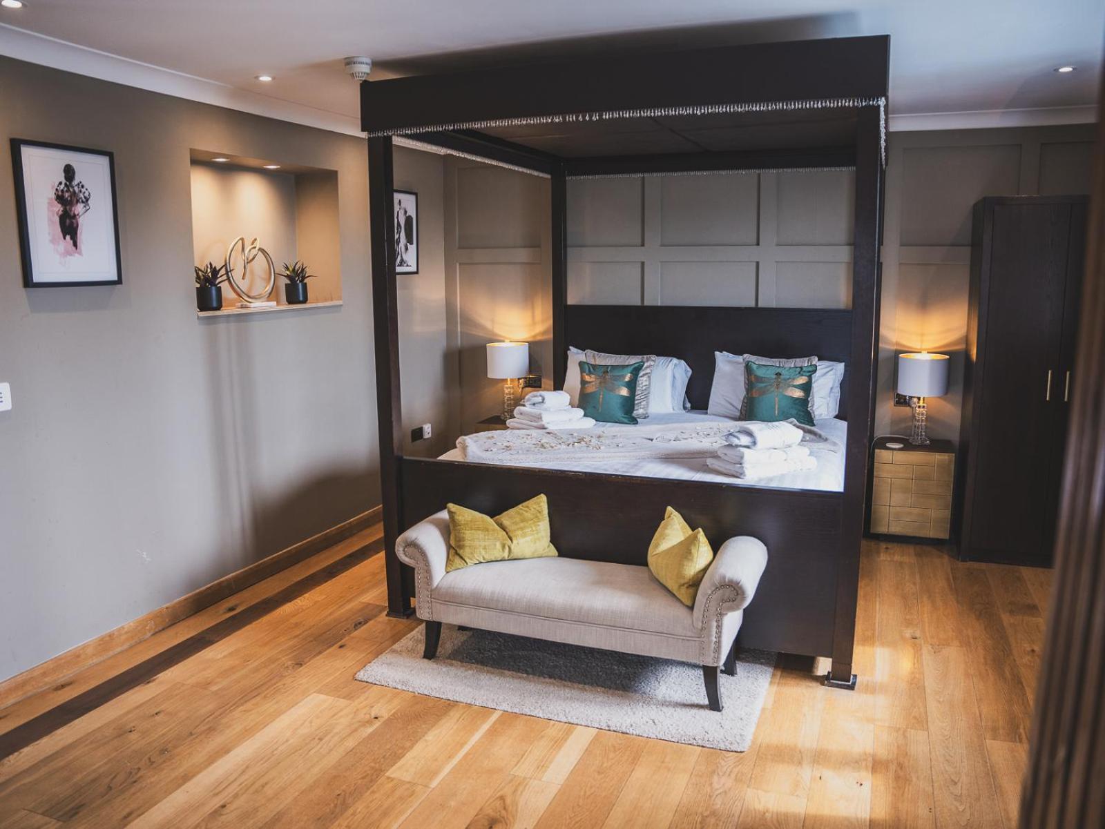 Deluxe Suite Four Poster Bed