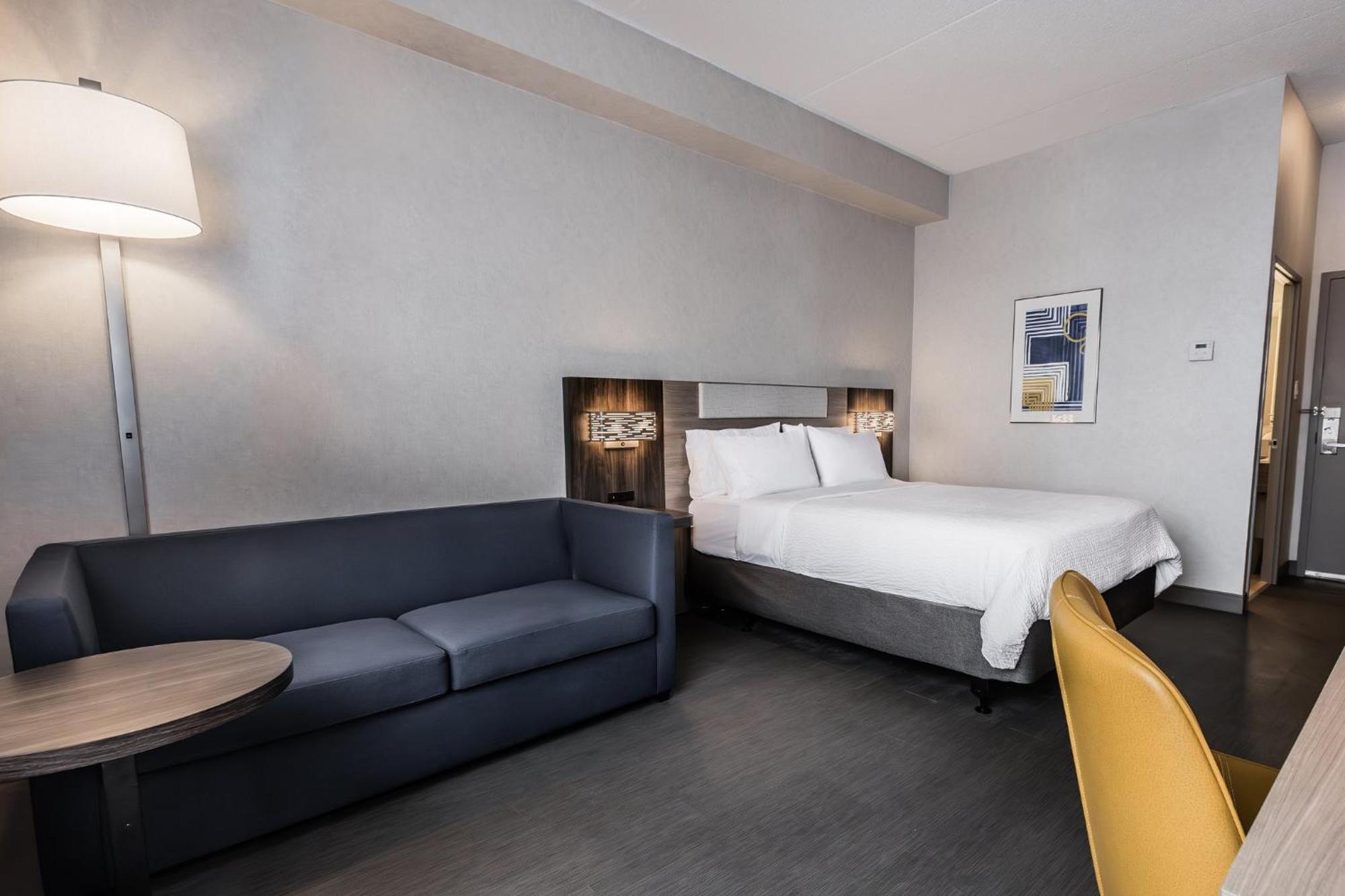 Corner Queen Room with Sofa Bed