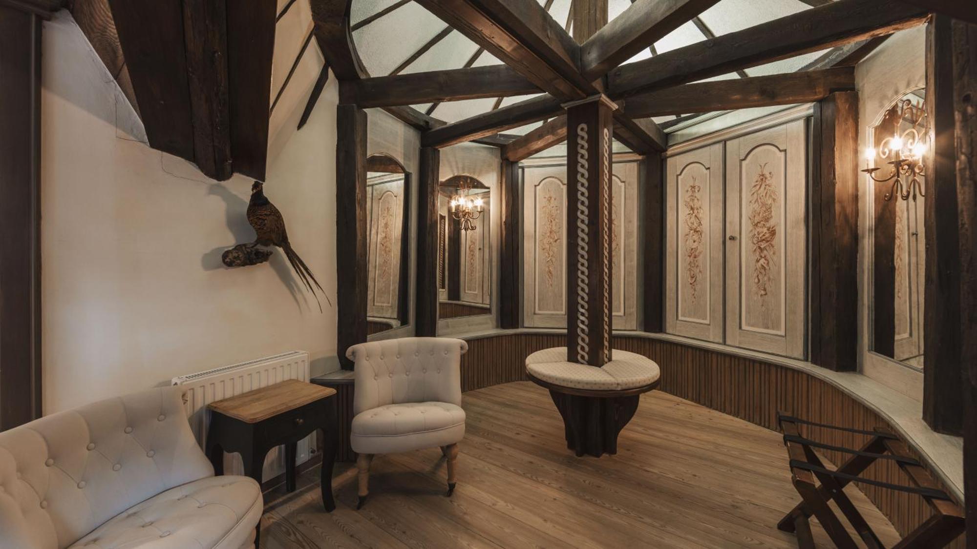 Luxury Three-Bedroom Apartment,1545554671:JPEG