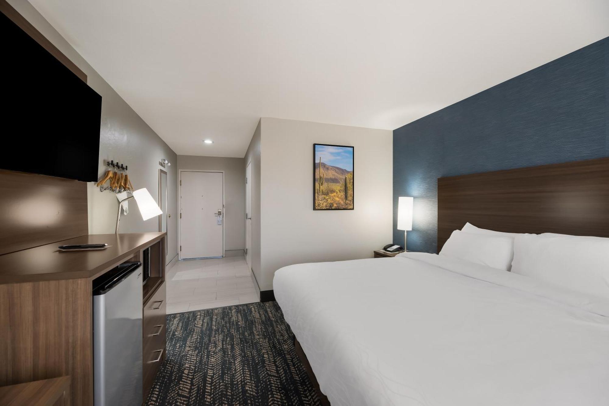 King Room with Roll-In Shower - Mobility Accessible