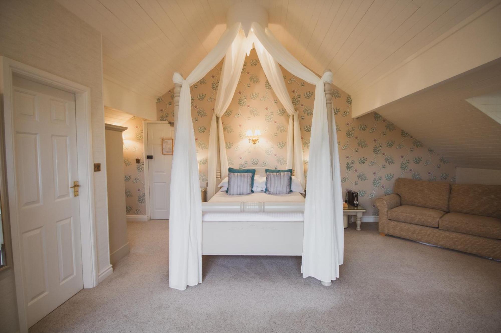 Double Room Four Poster Bed