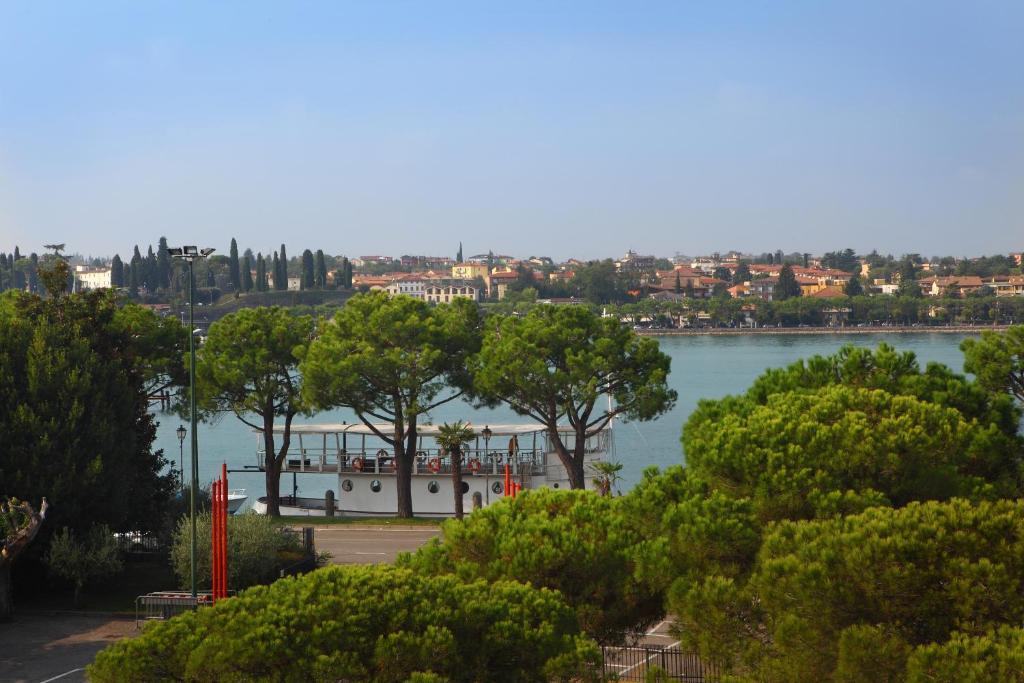 Camera Matrimoniale con Vista Lago