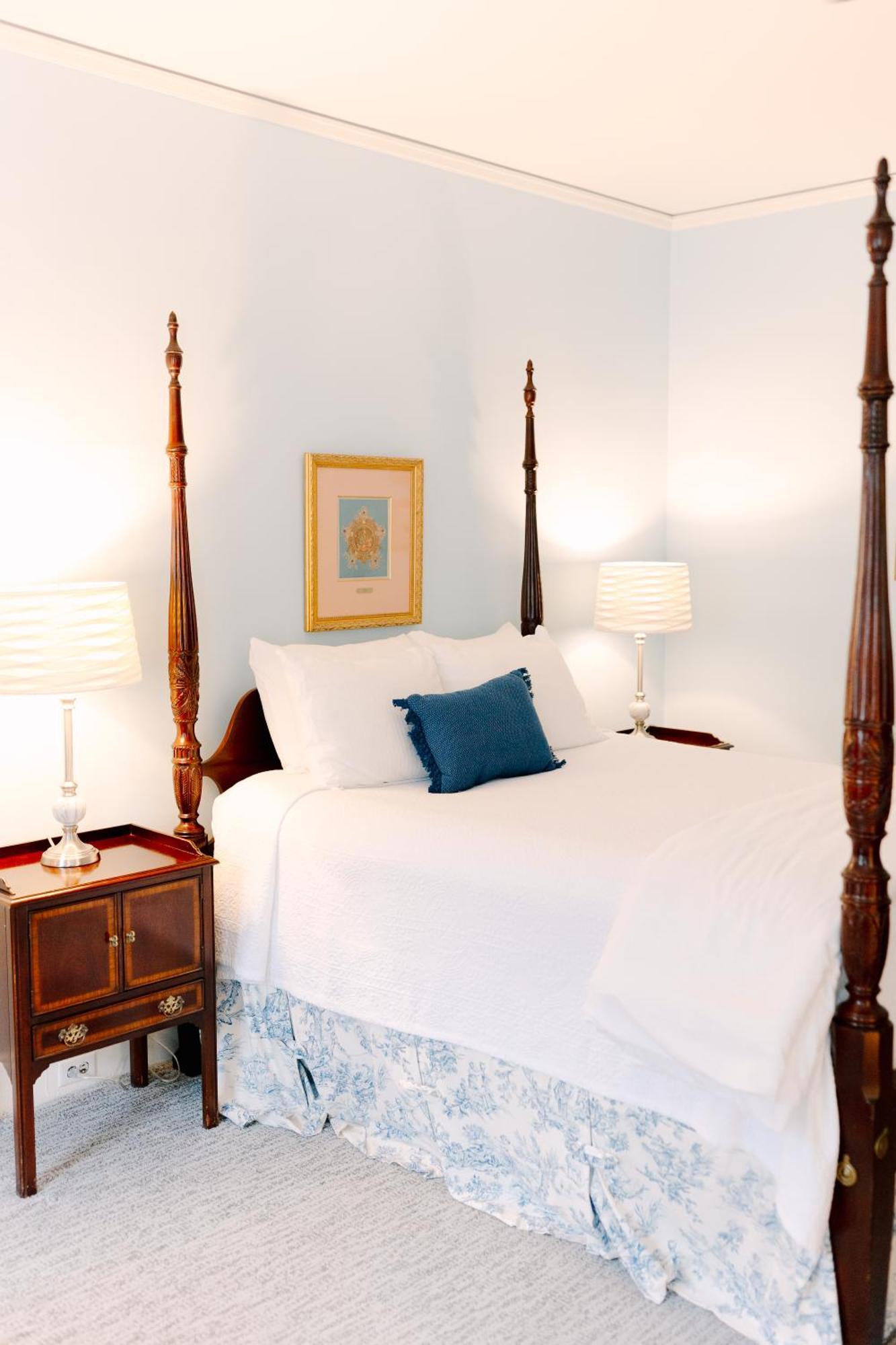 Queen Room,1589669907:JPEG