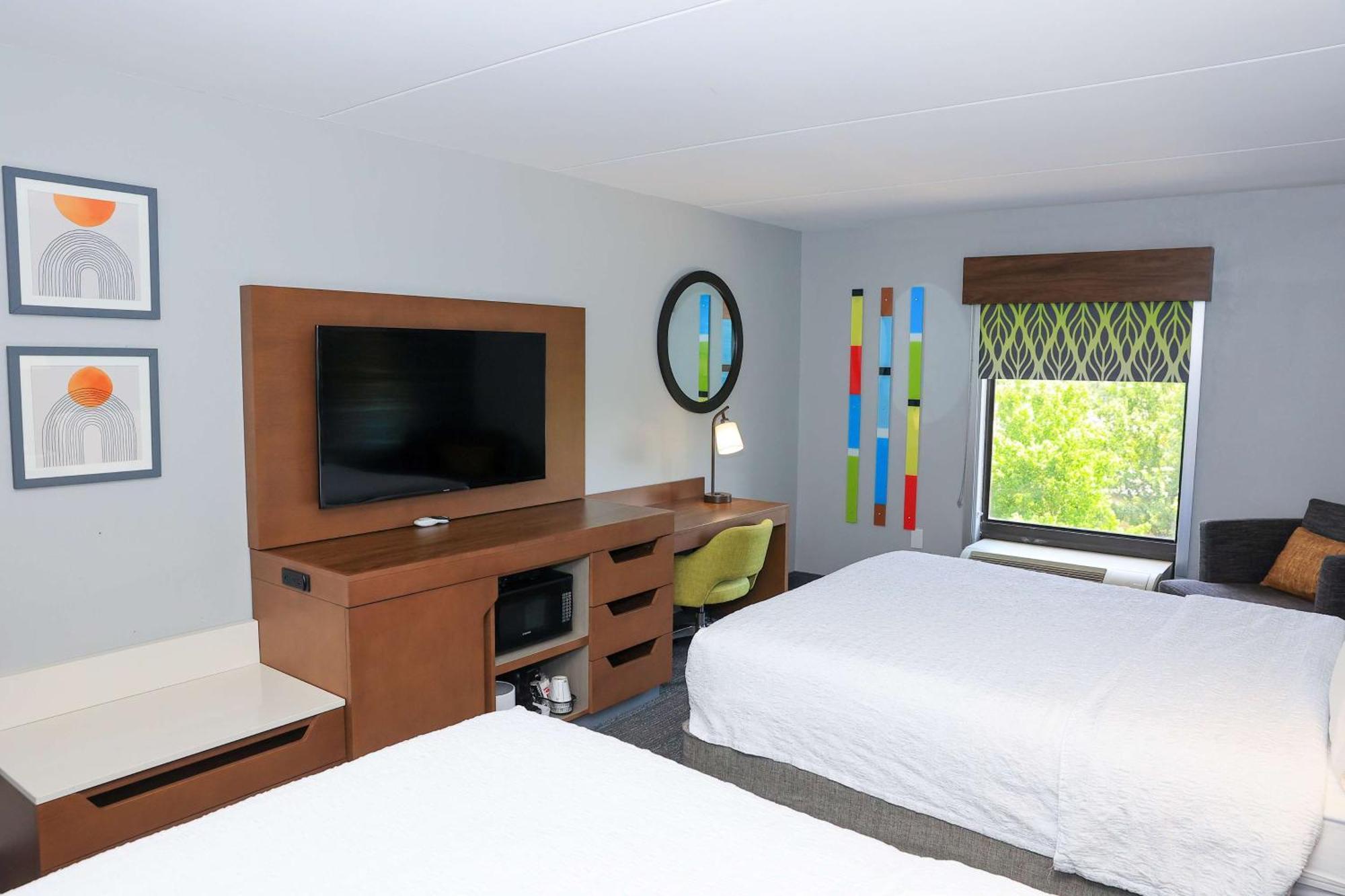 Queen Room with Microwave and Refrigerator - Non-Smoking