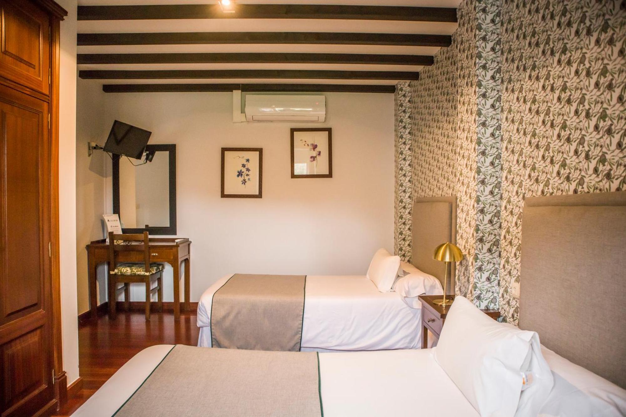 Twin Room,1525534666:JPEG