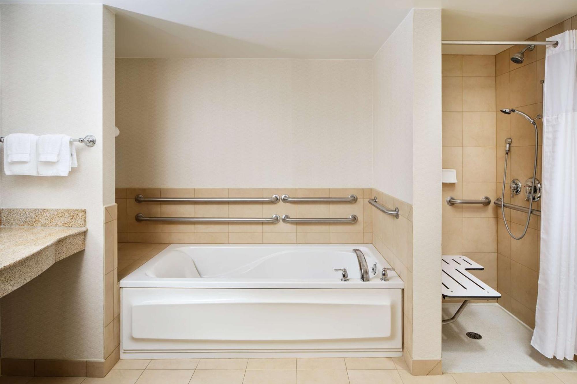 King Suite - Disability Access Hearing Accessible Roll-In Shower
