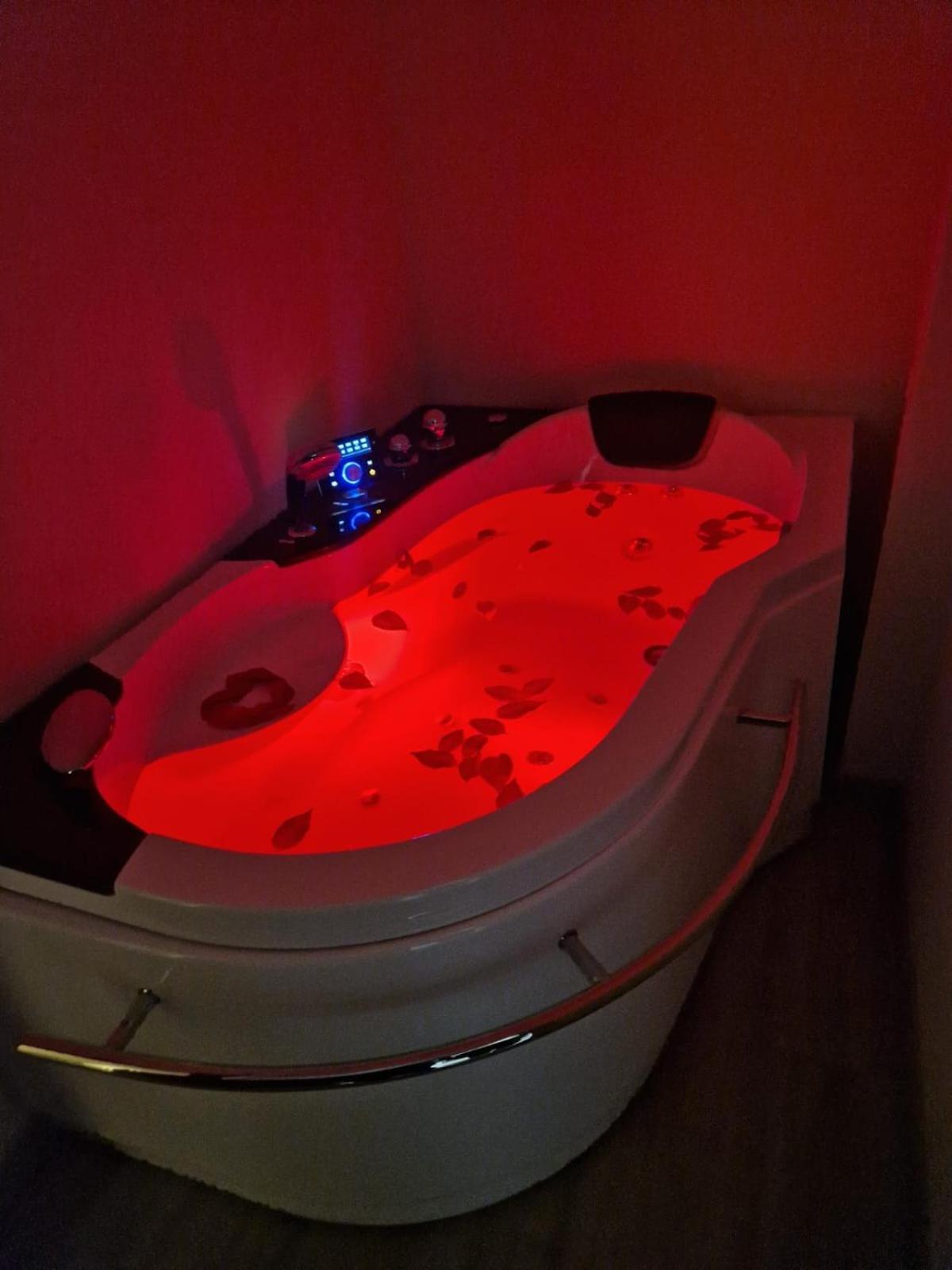Bedroom Bathtub,1533246649:JPEG