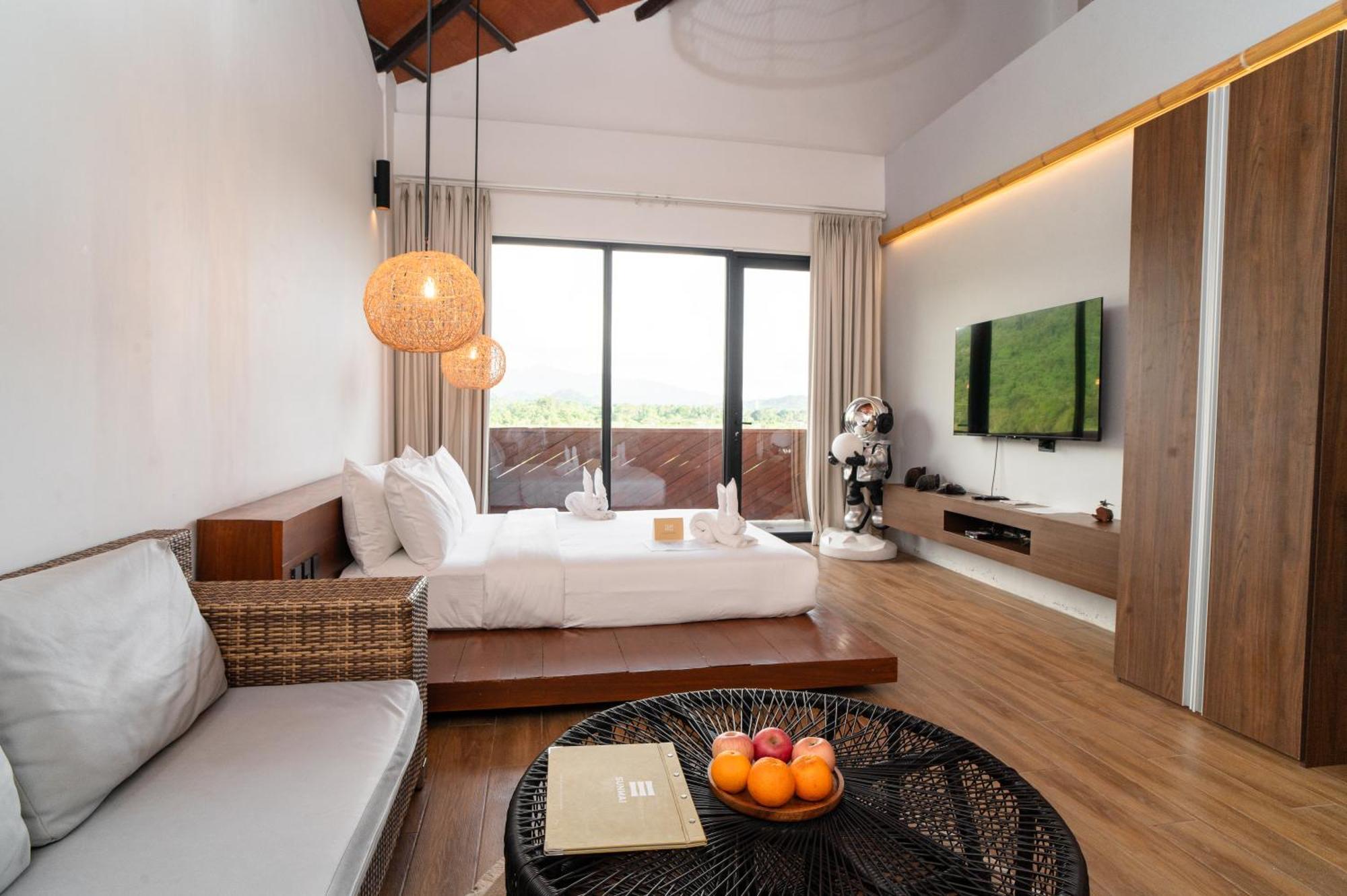 Deluxe Queen Room Balcony & Mountain View