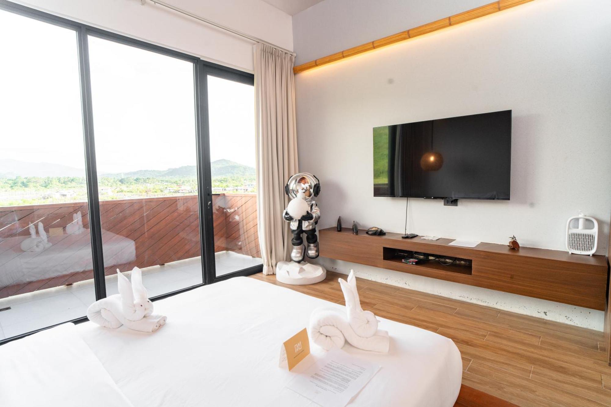 Deluxe Queen Room Balcony & Mountain View