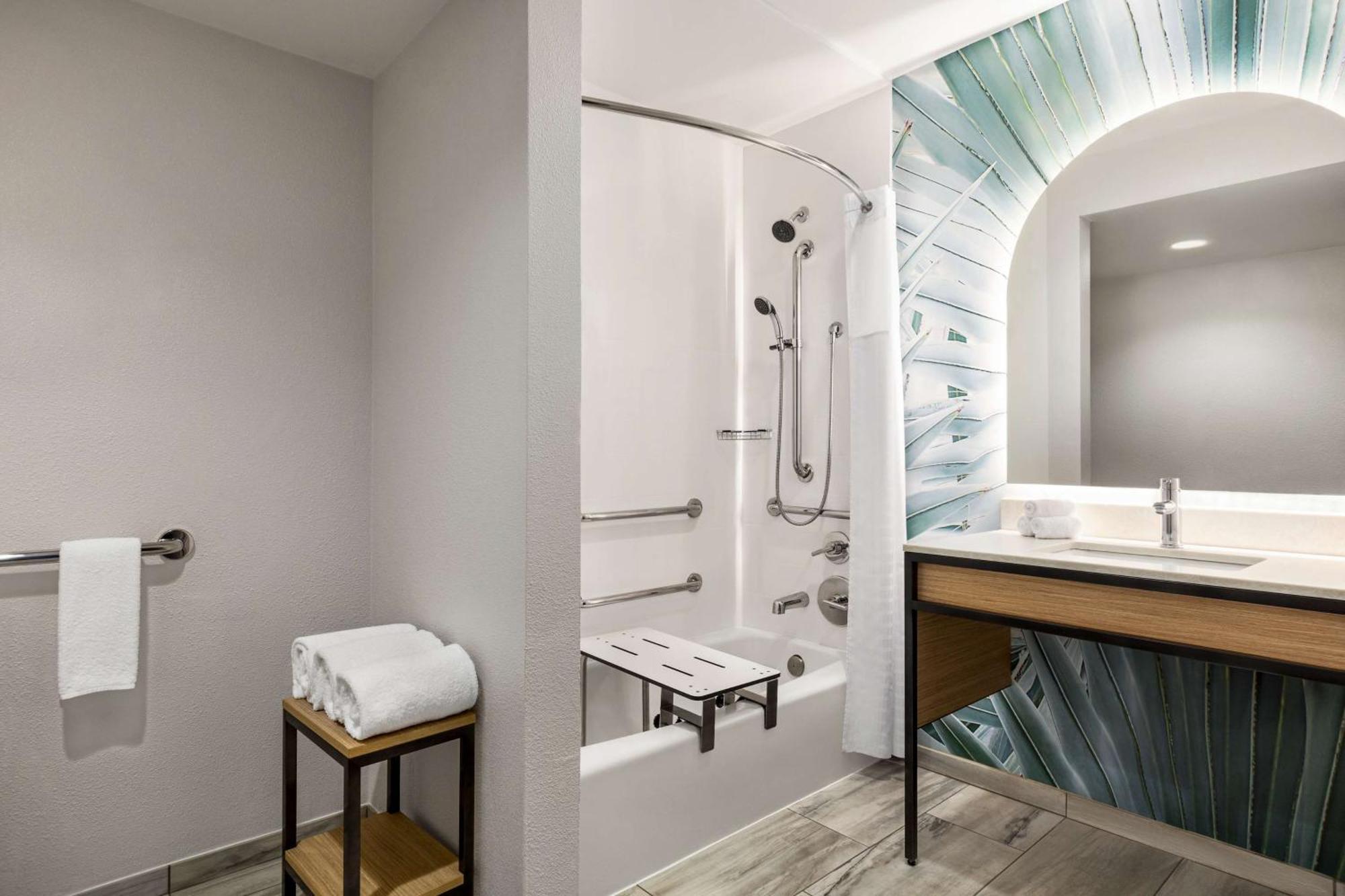 Zimmer mit Kingsize-Bett und Badewanne - rollstuhlgerecht