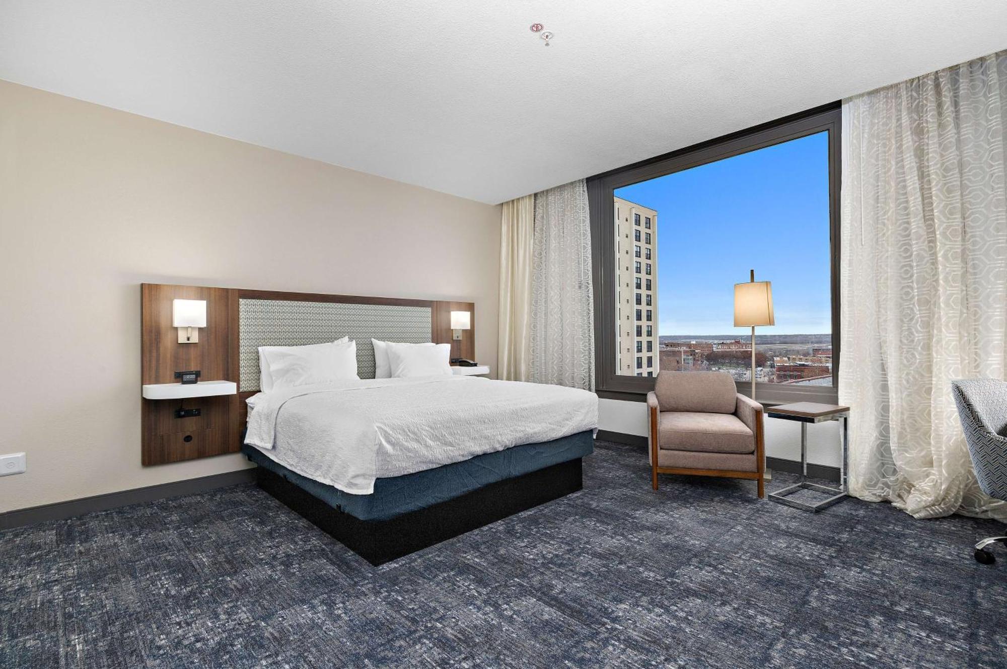 Large King Room Beautiful City View Non-Smoking