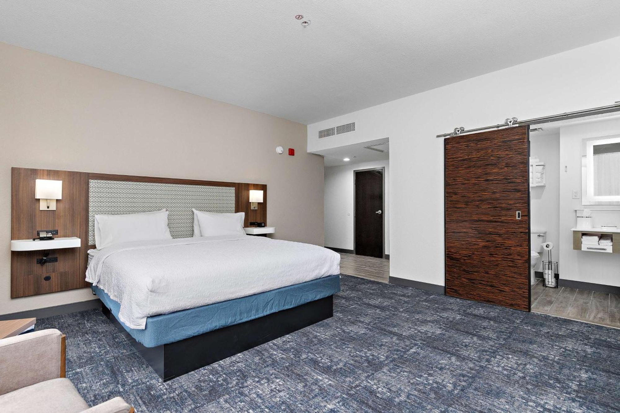 Large King Room Beautiful City View Non-Smoking