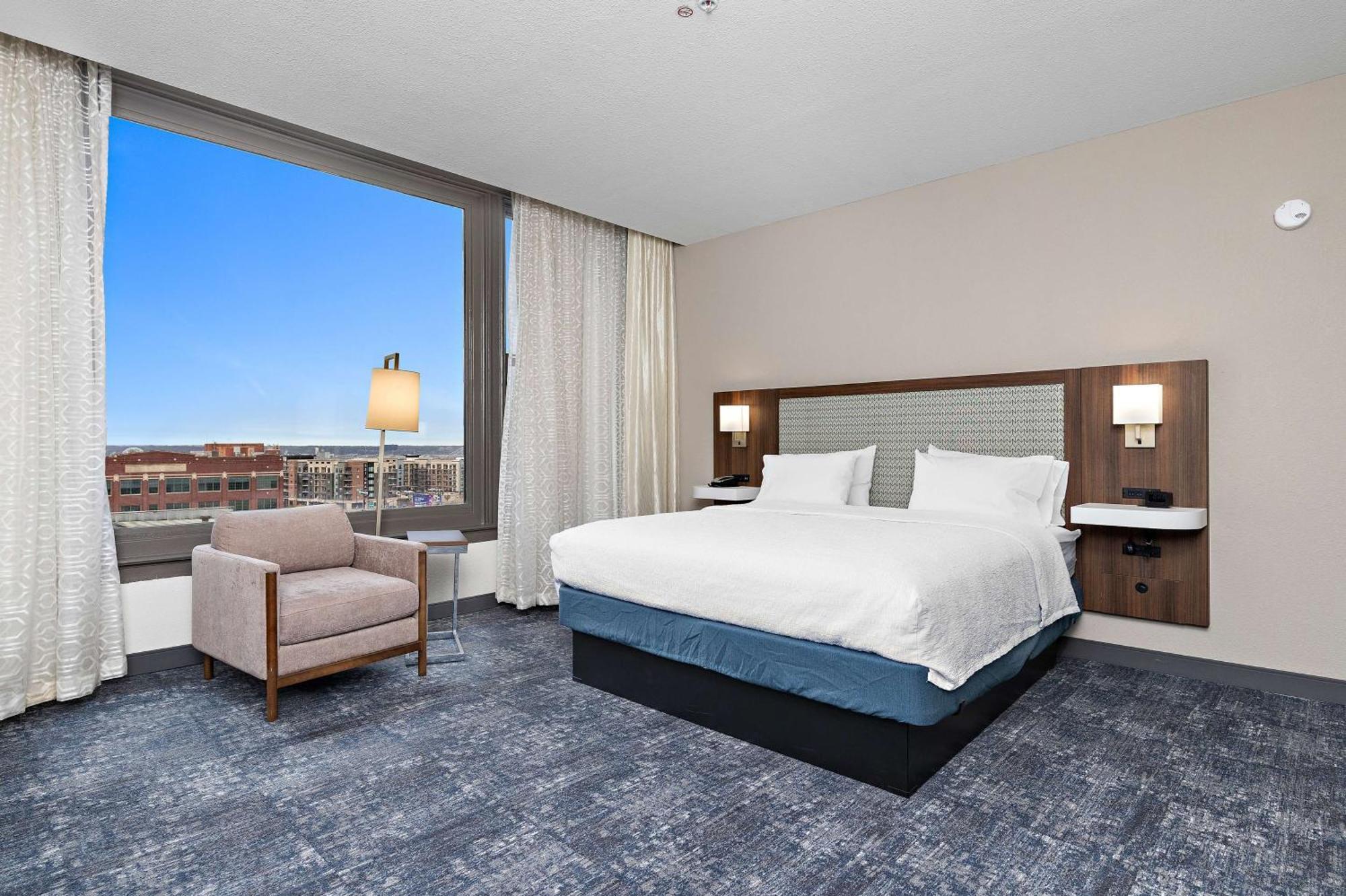Large King Room Beautiful City View Non-Smoking