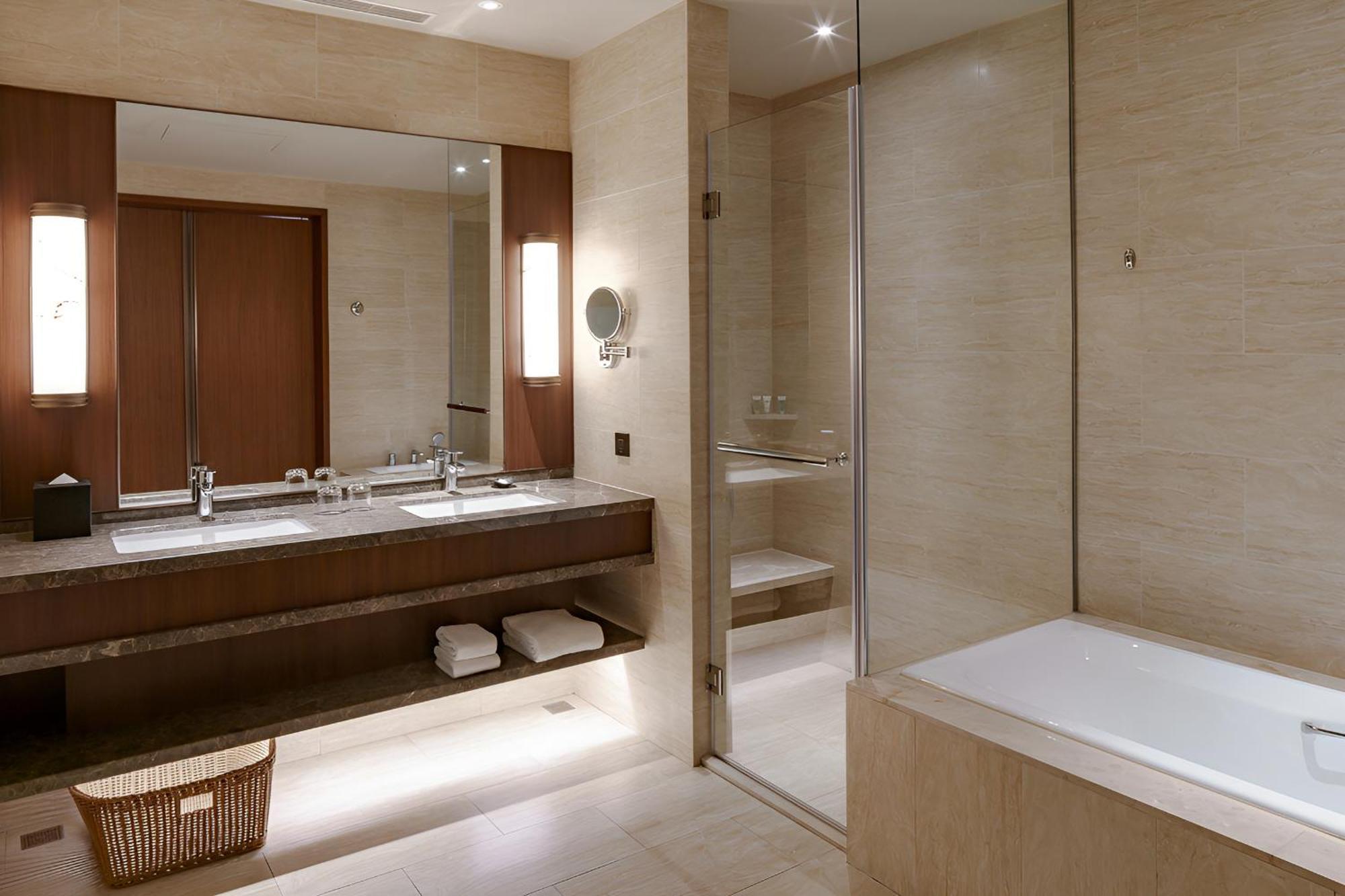 Deluxe King Suite with Executive Lounge Access