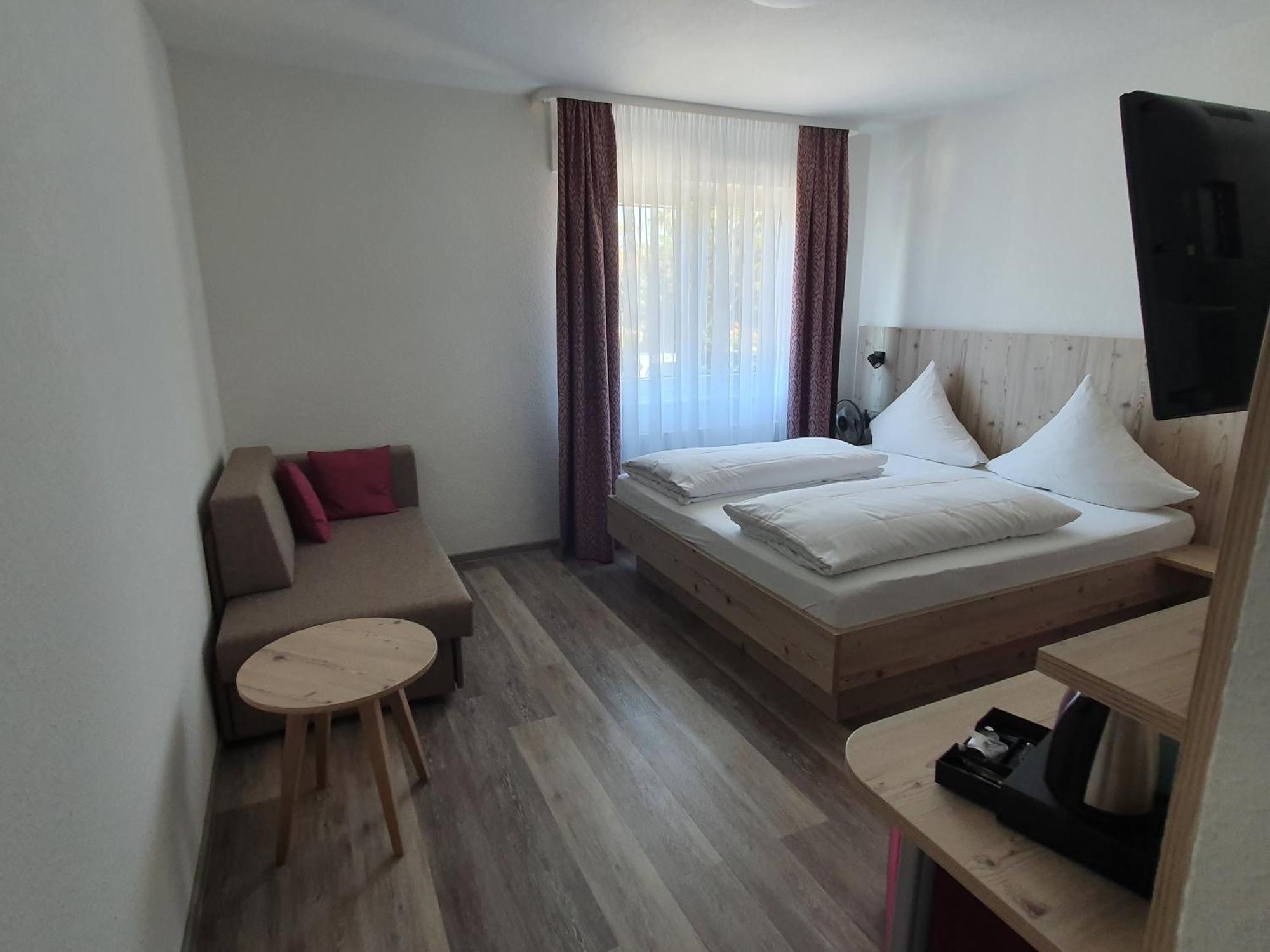 Dreibettzimmer mit Bad