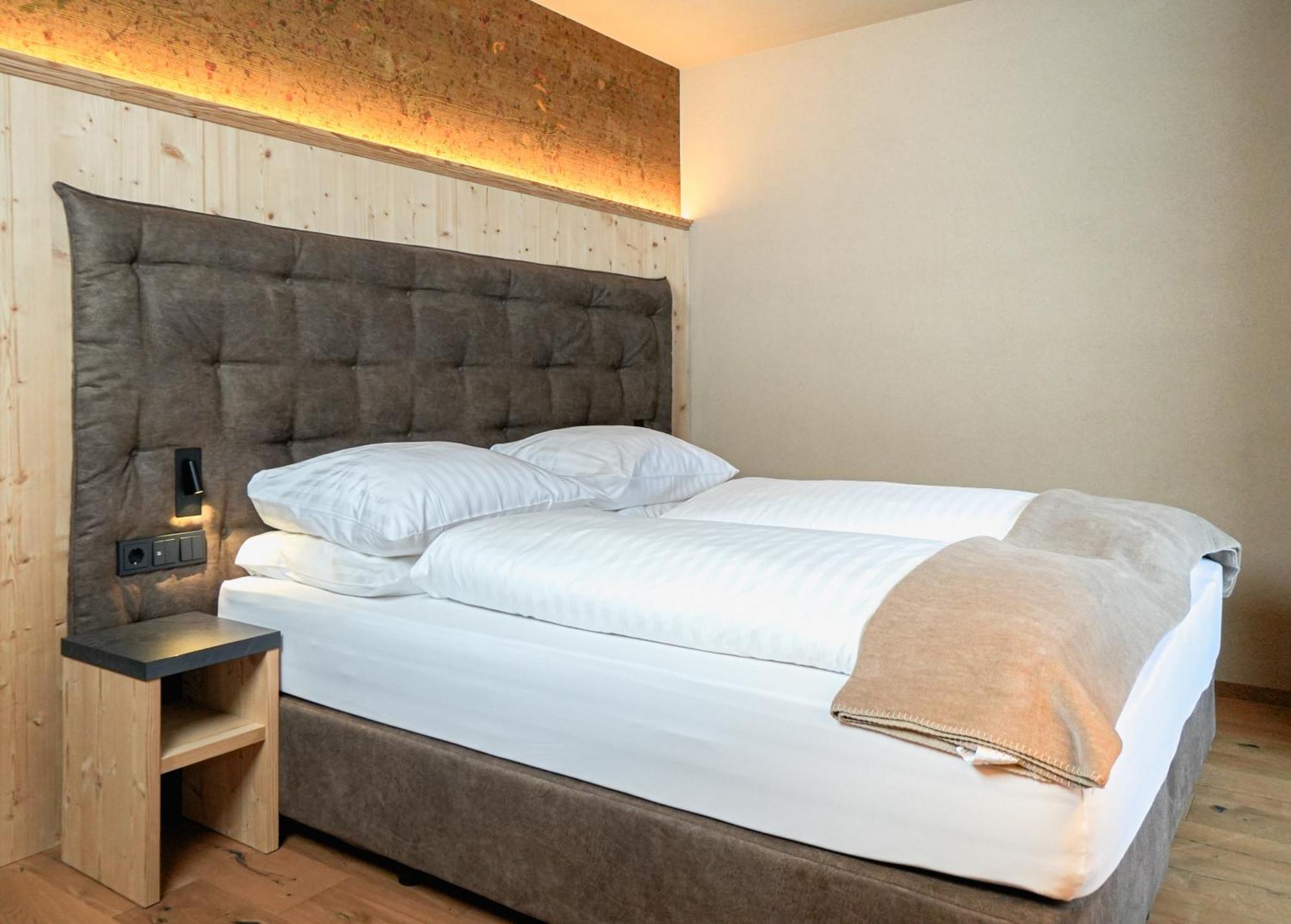 Superior Single Room,1587517672:JPEG