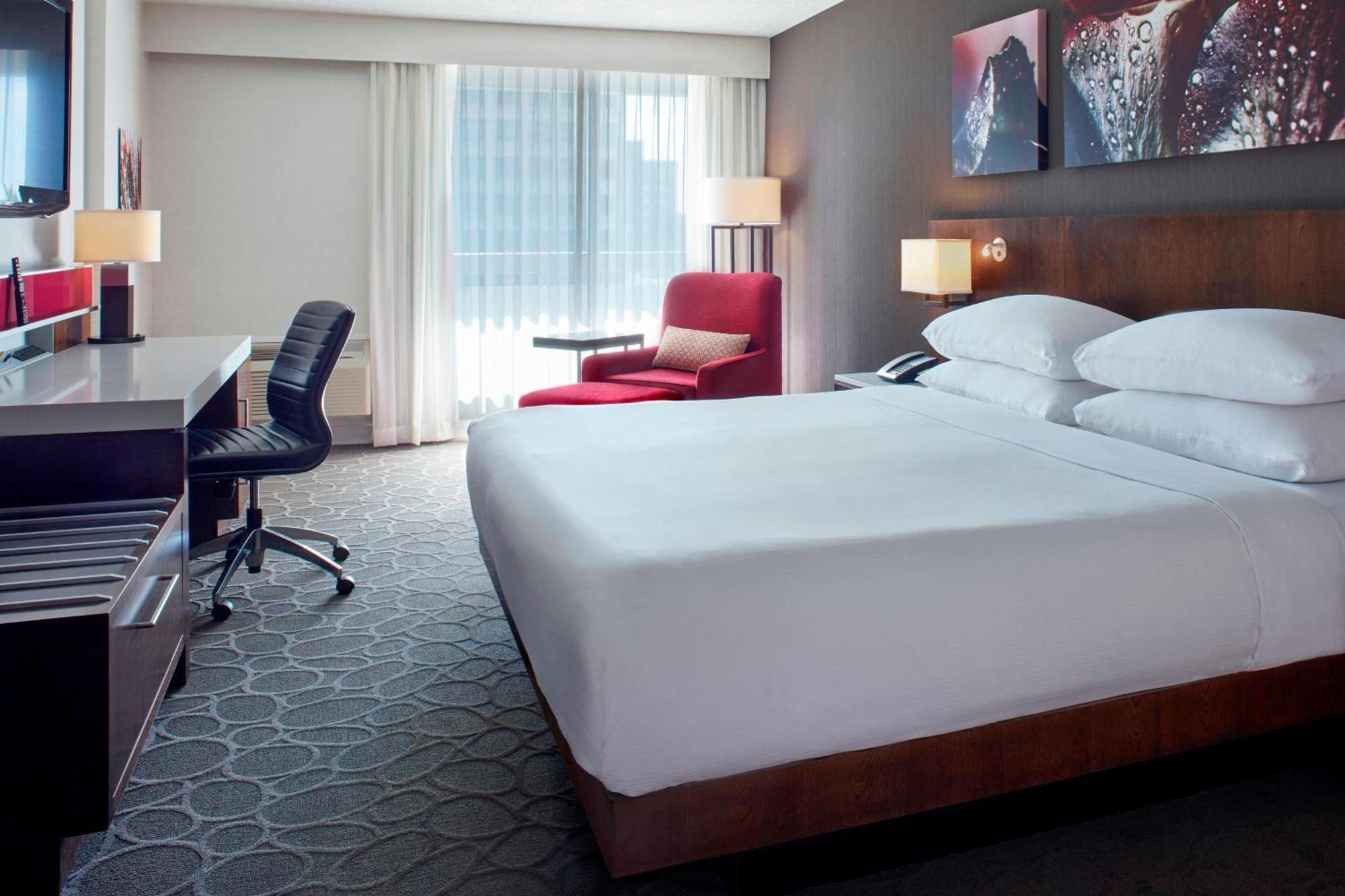 Habitación con cama extragrande y acceso al salón VIP