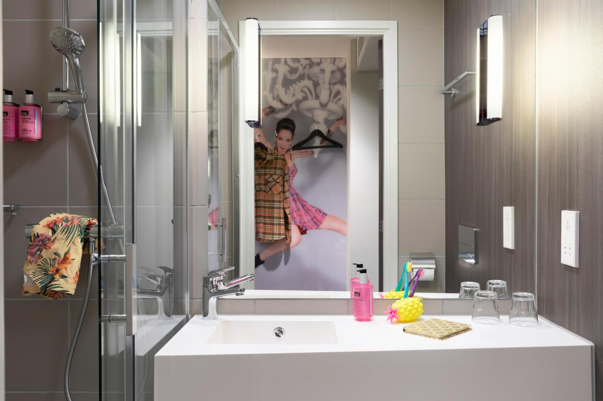Moxy Queen Room,1531084882:JPEG