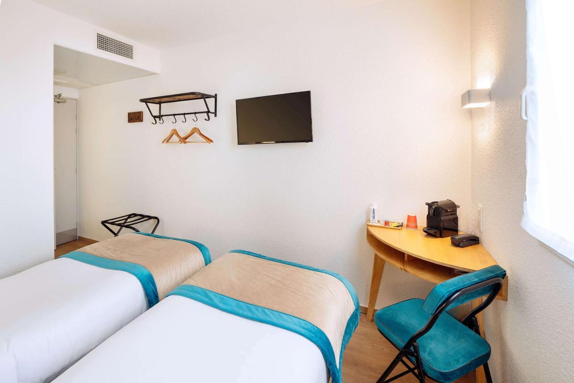 Family Room One Queen Bed Two Single Beds Adjoining Rooms or Non-Smoking,1537023148:JPEG