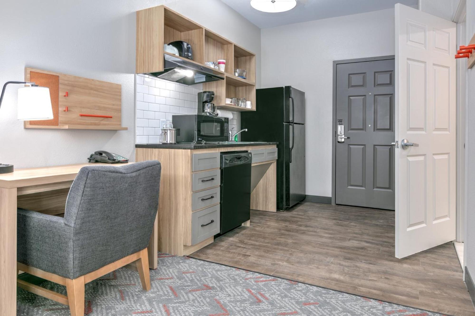 Queen Studio Suite Bath Tub Mobility Accessible Non-Smoking
