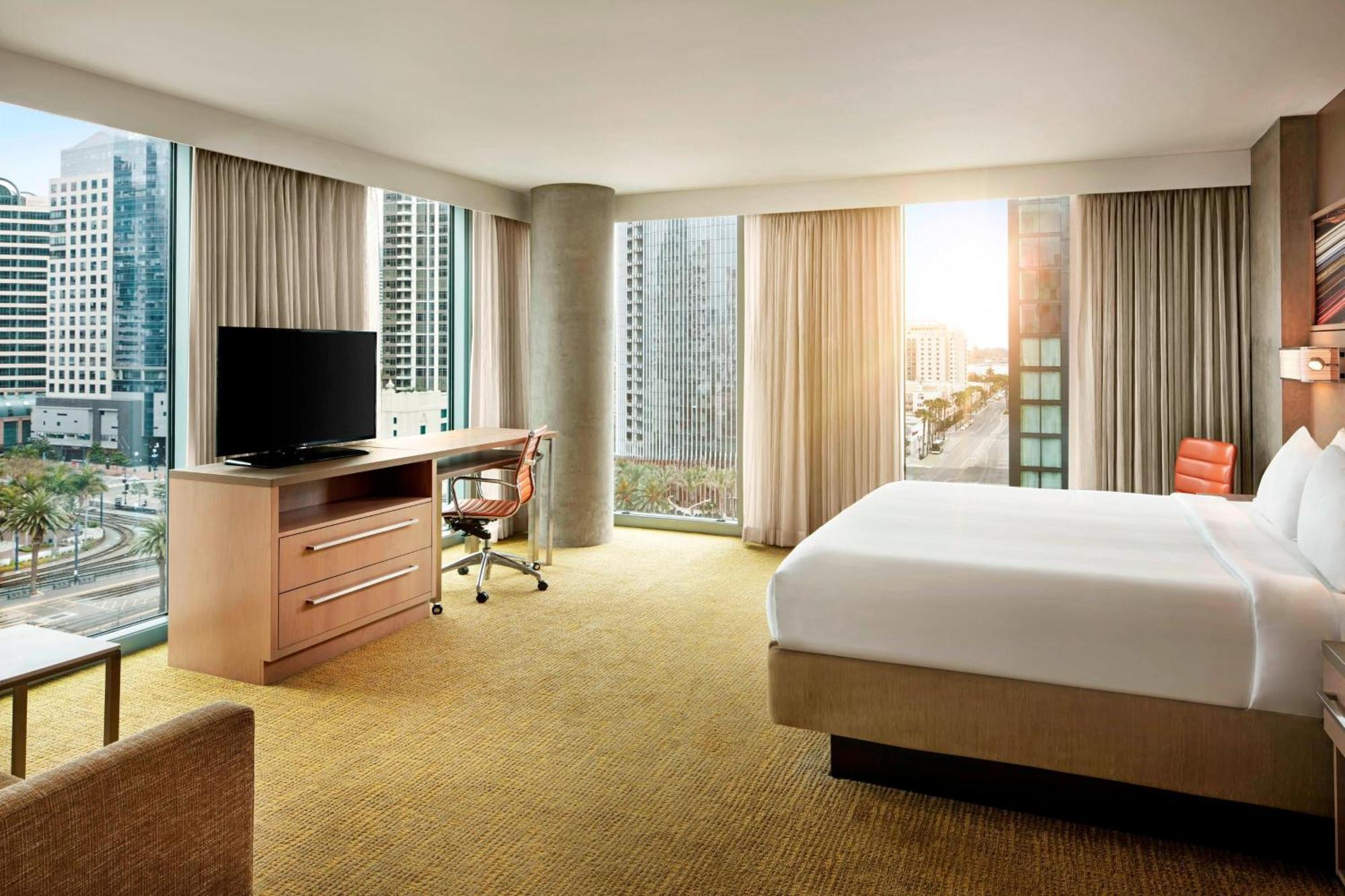 Estudio esquinero con cama extragrande y vistas a la ciudad