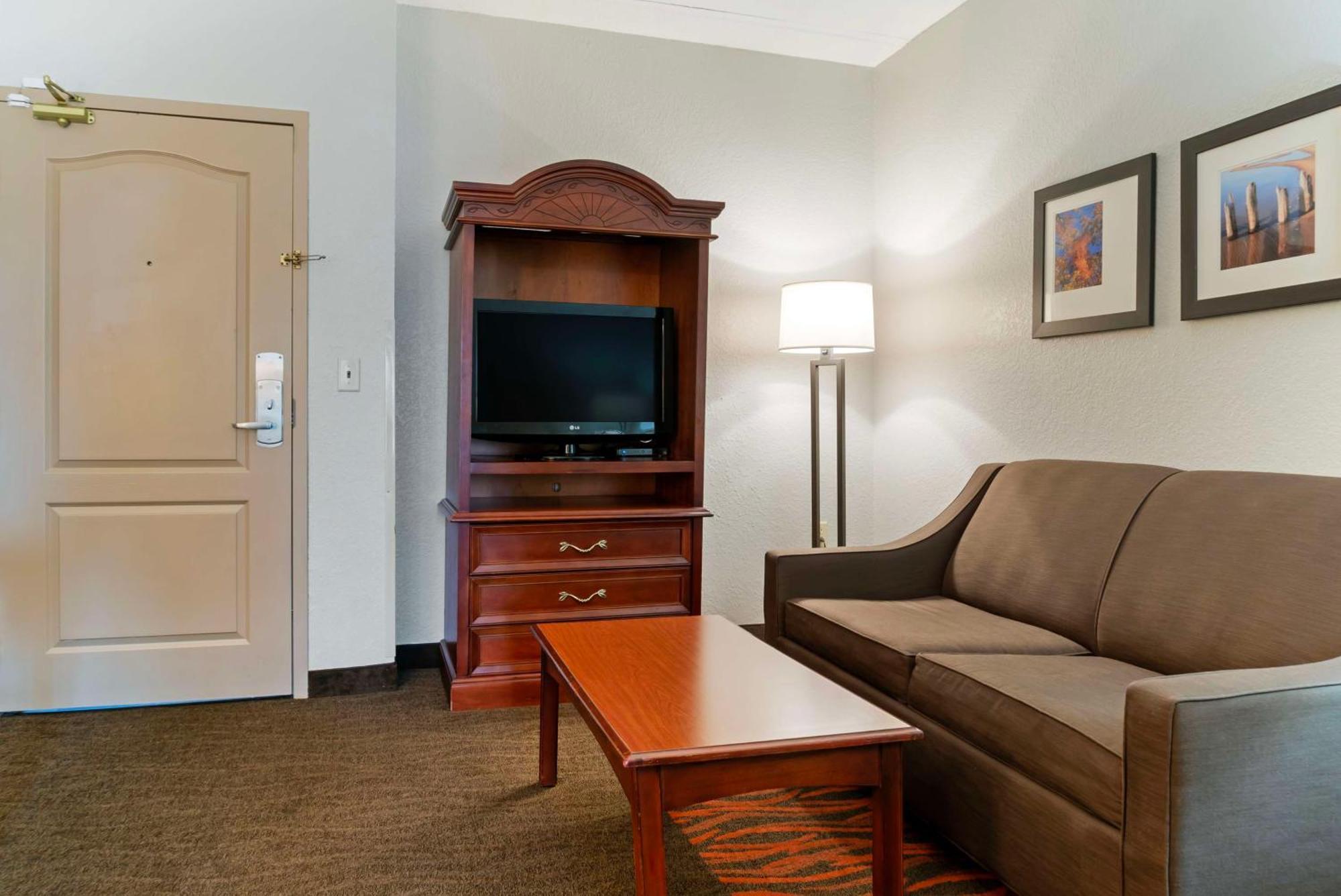 Queen Suite with Two Queen Beds and Sofa Bed - Non-Smoking