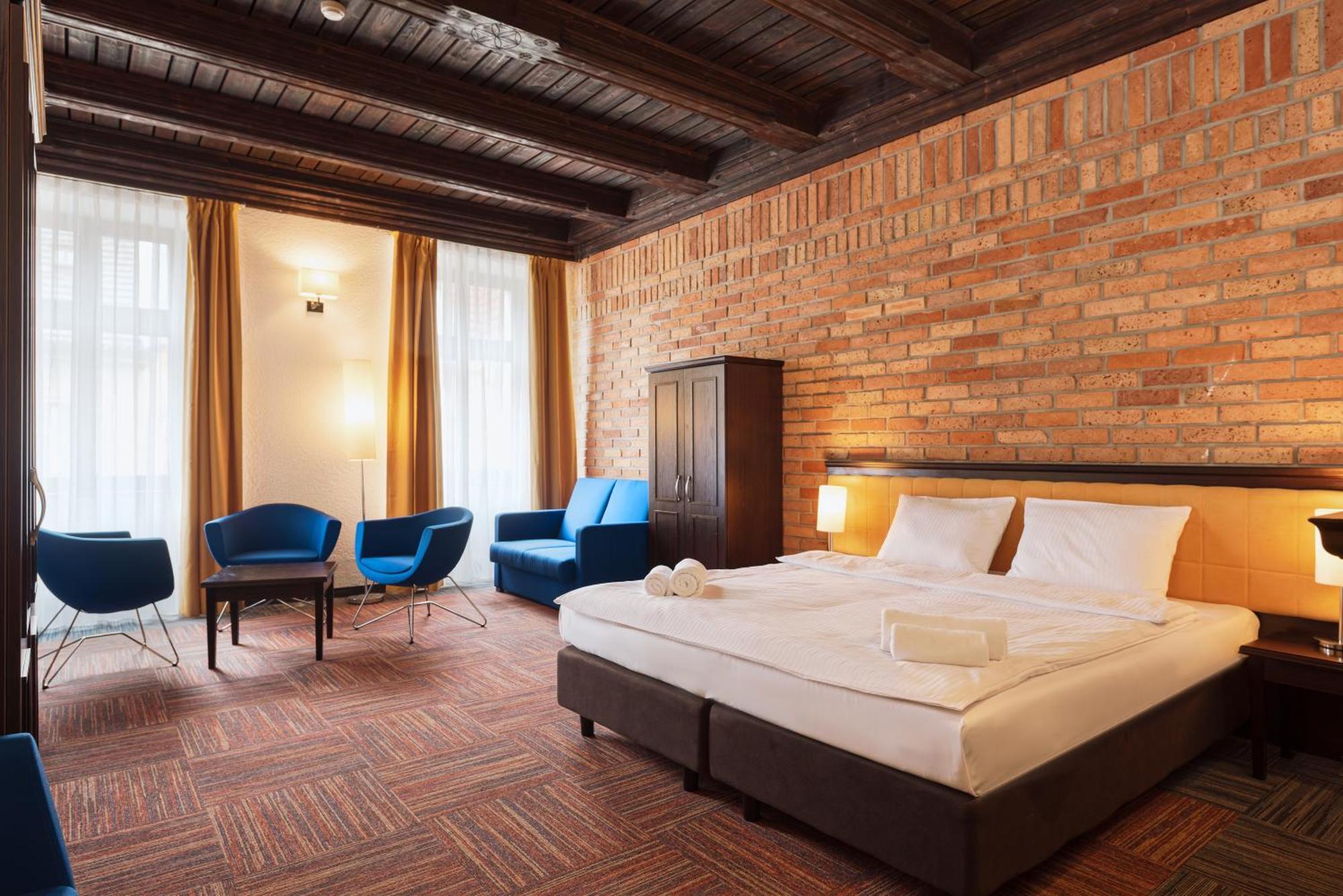 Double Room,1533971251:JPEG