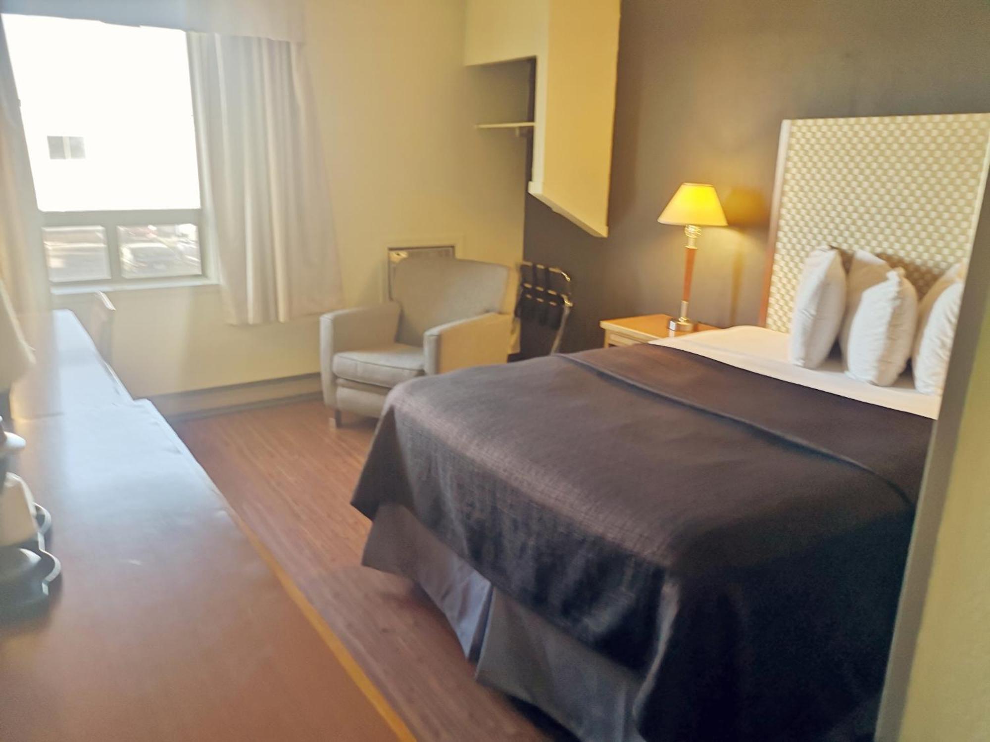 Single Queen Room