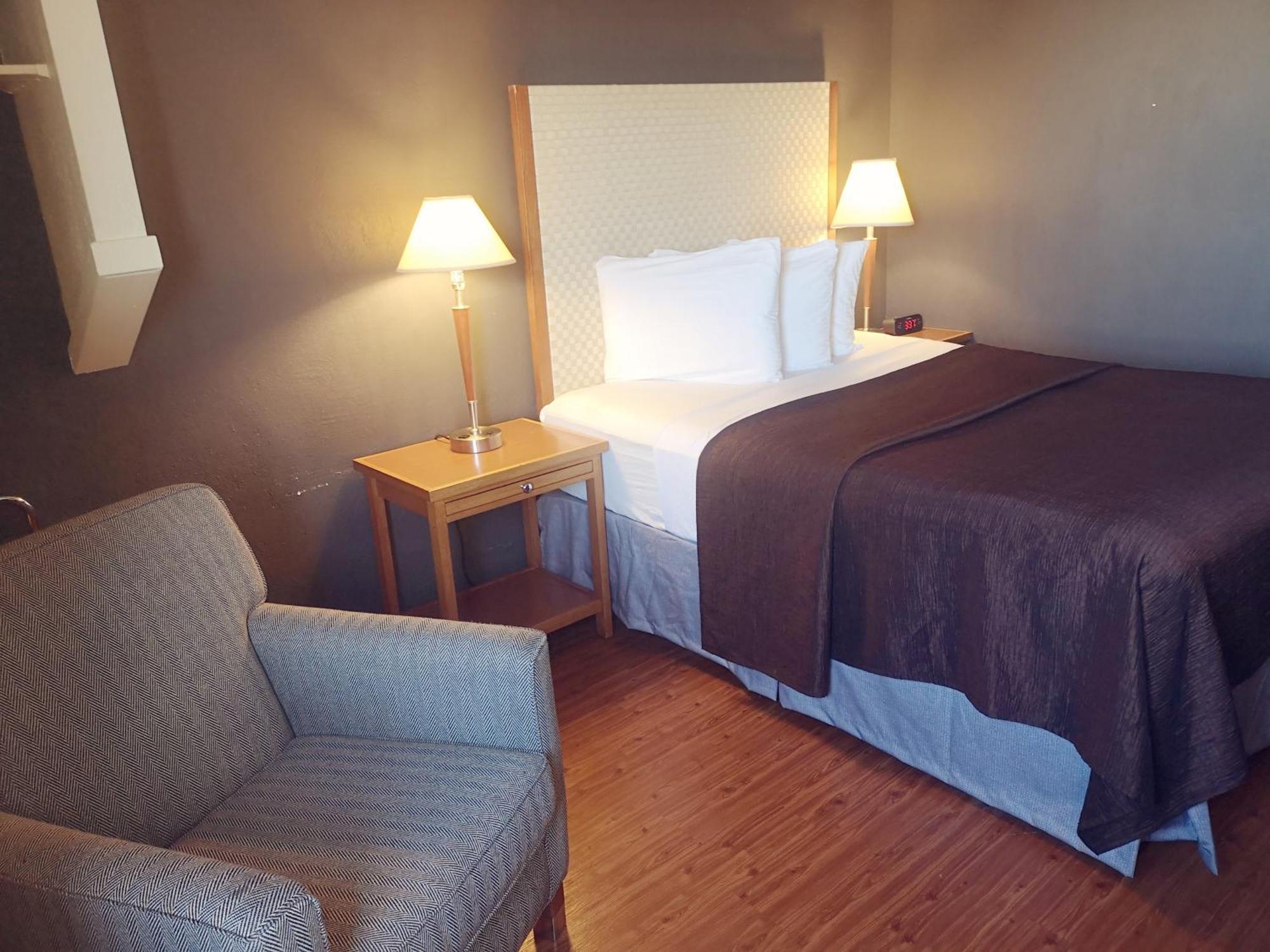Single Queen Room