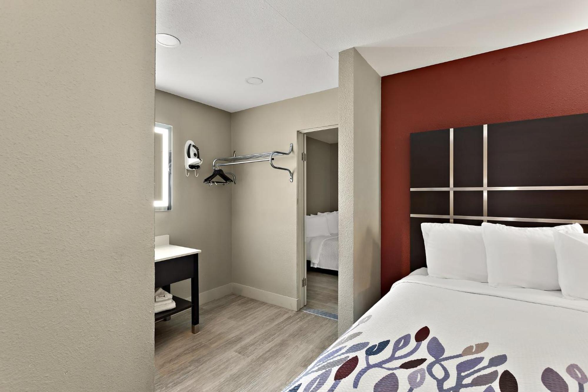 Deluxe Queen Room with Three Queen Beds - Smoke Free
