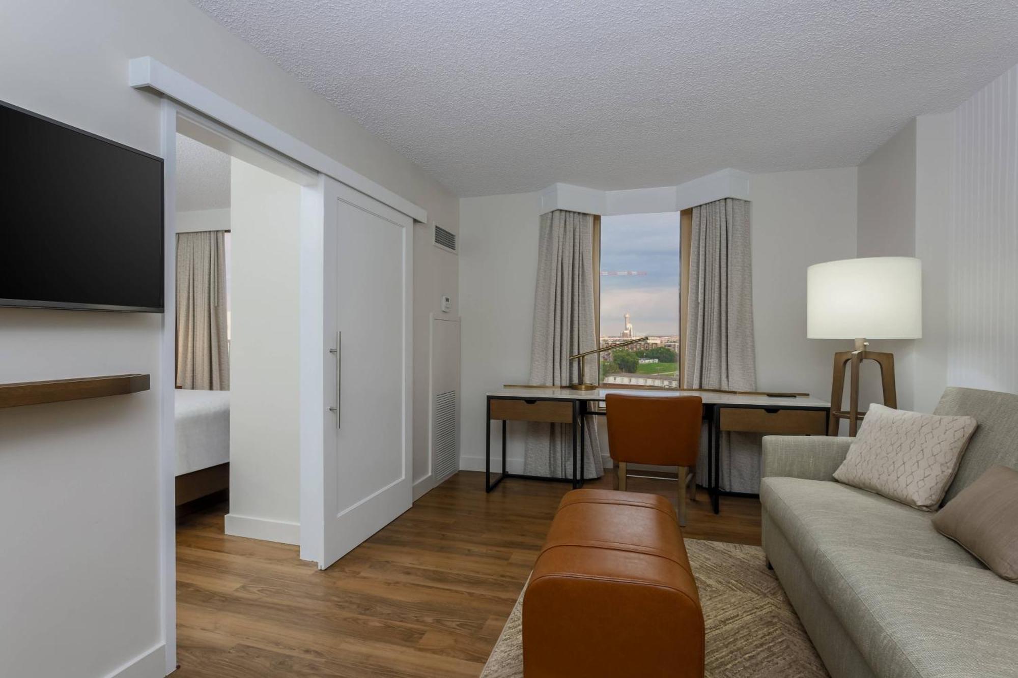 1 King & sofa bed Club level Suite Balcony
