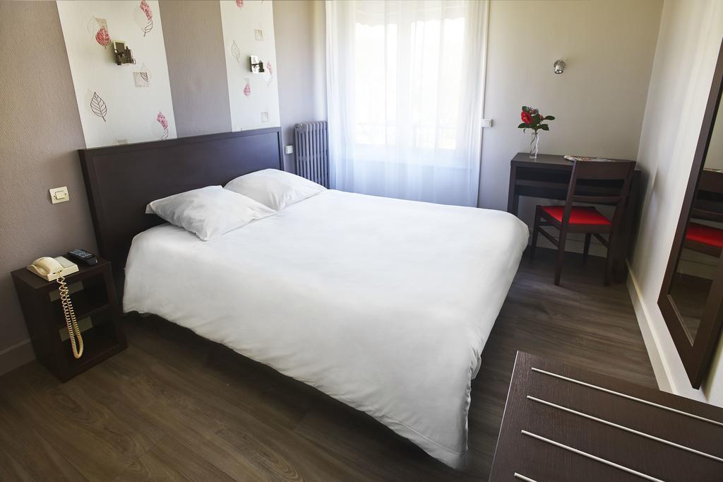 Chambre Double avec Salle de Bains Privative et Toilettes Communes