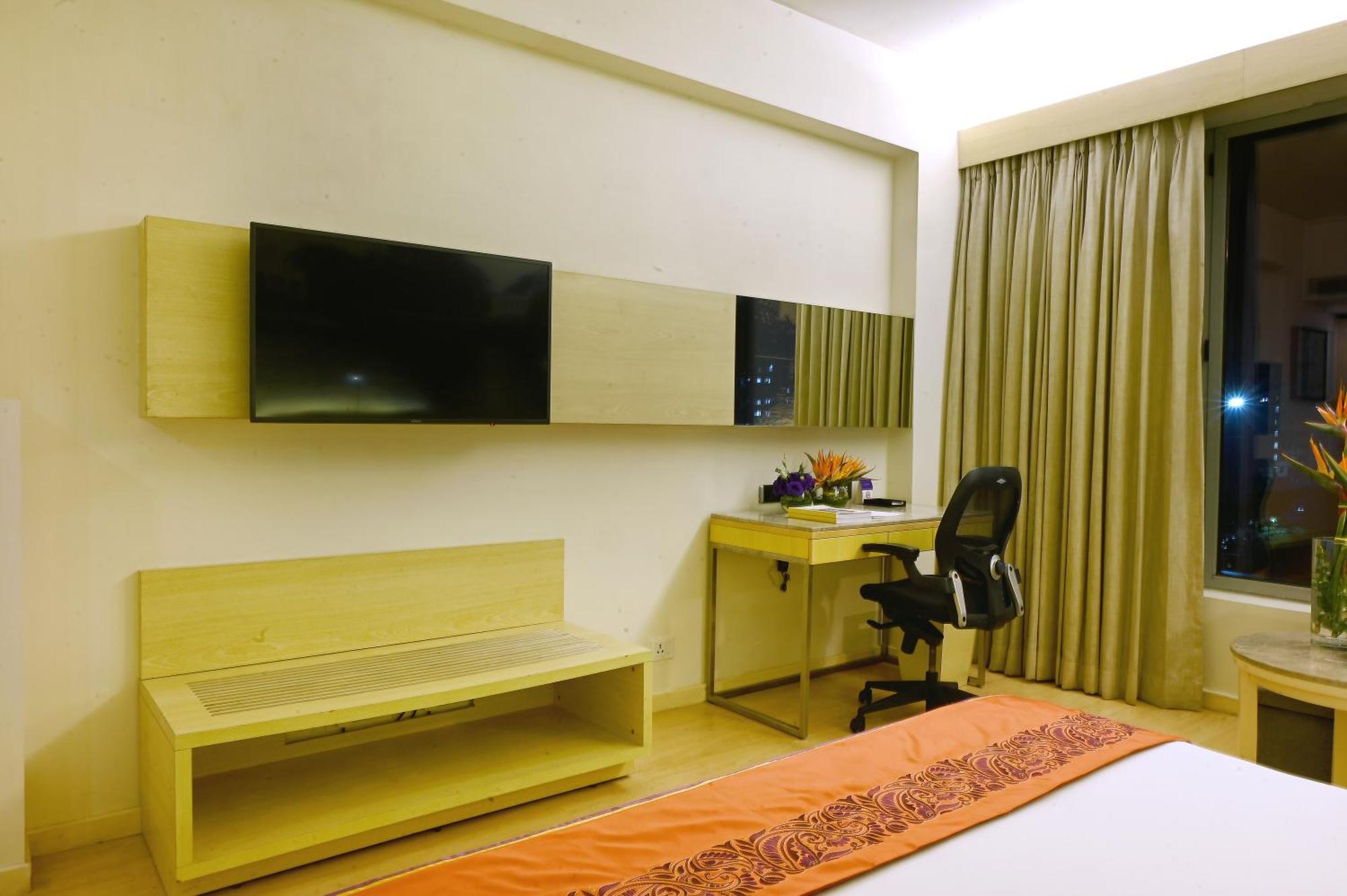 Deluxe Room City View King Bed