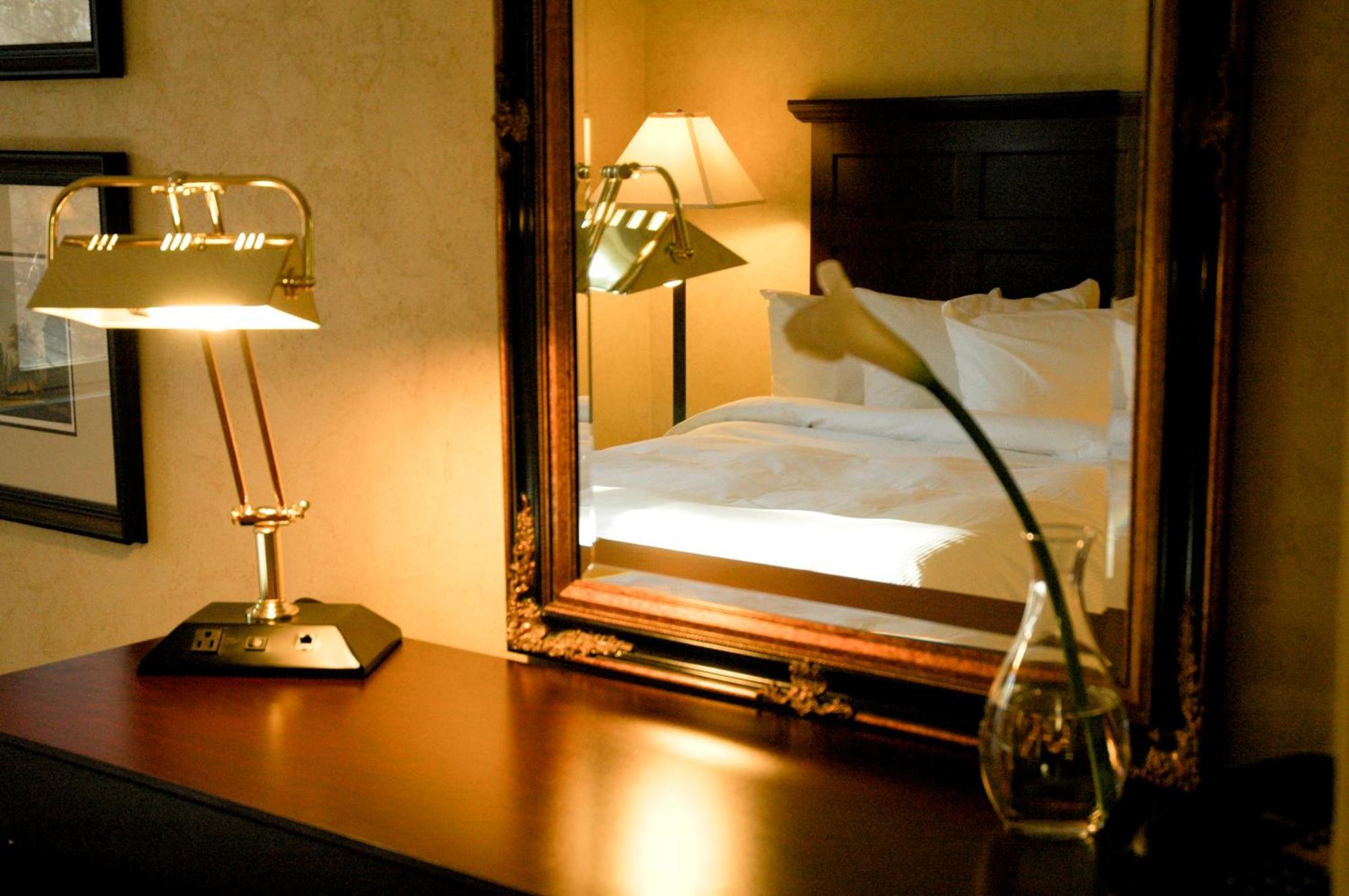 Heritage Queen Room