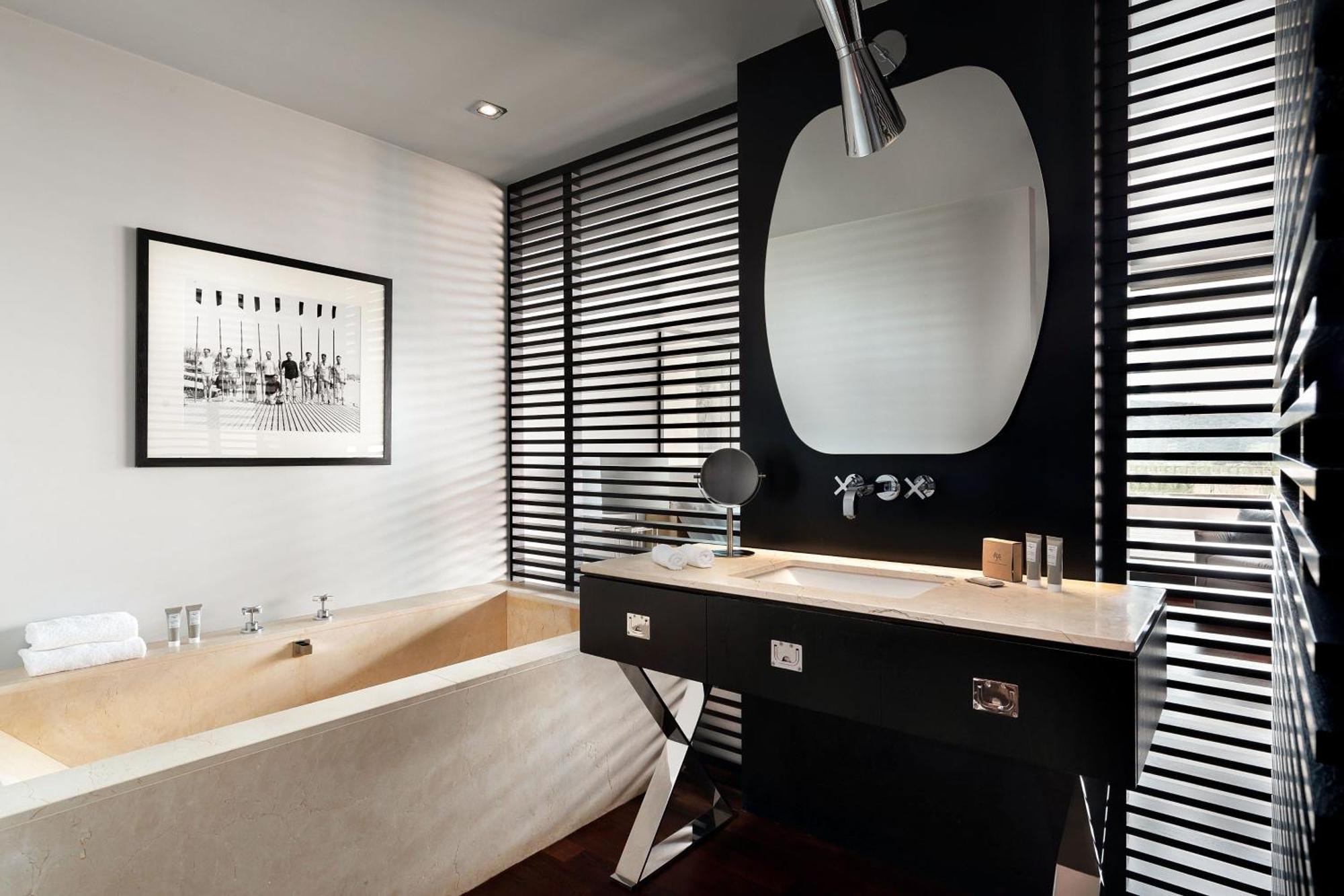 Junior Suite mit Kingsize-Bett, Balkon und Blick auf den Golfplatz