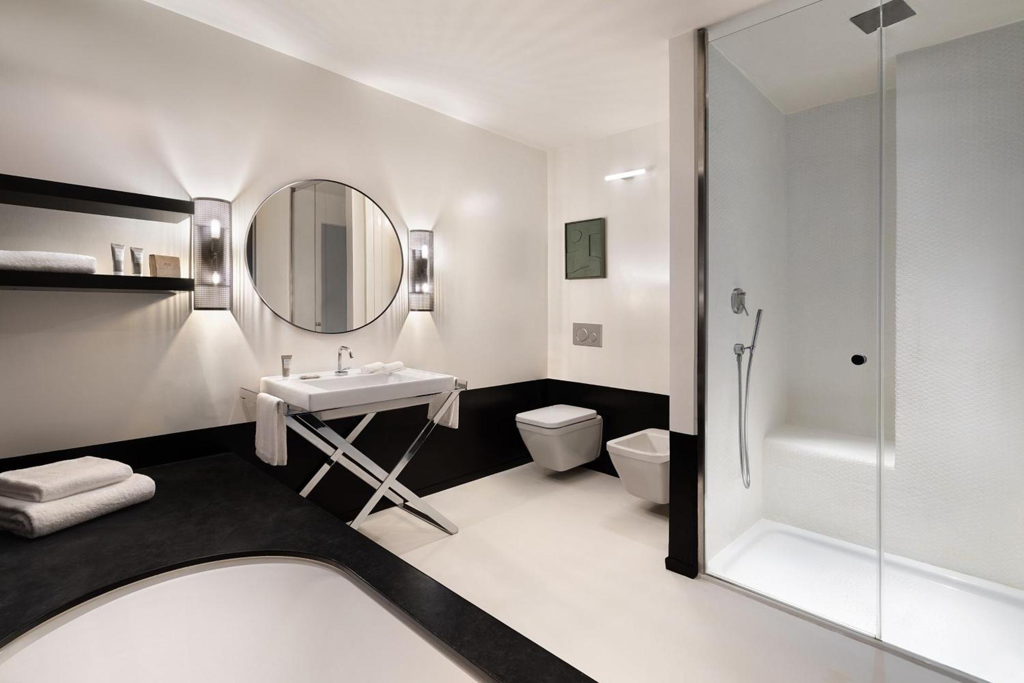 Superior Zimmer mit Kingsize-Bett, Balkon und Blick auf den Innenhof