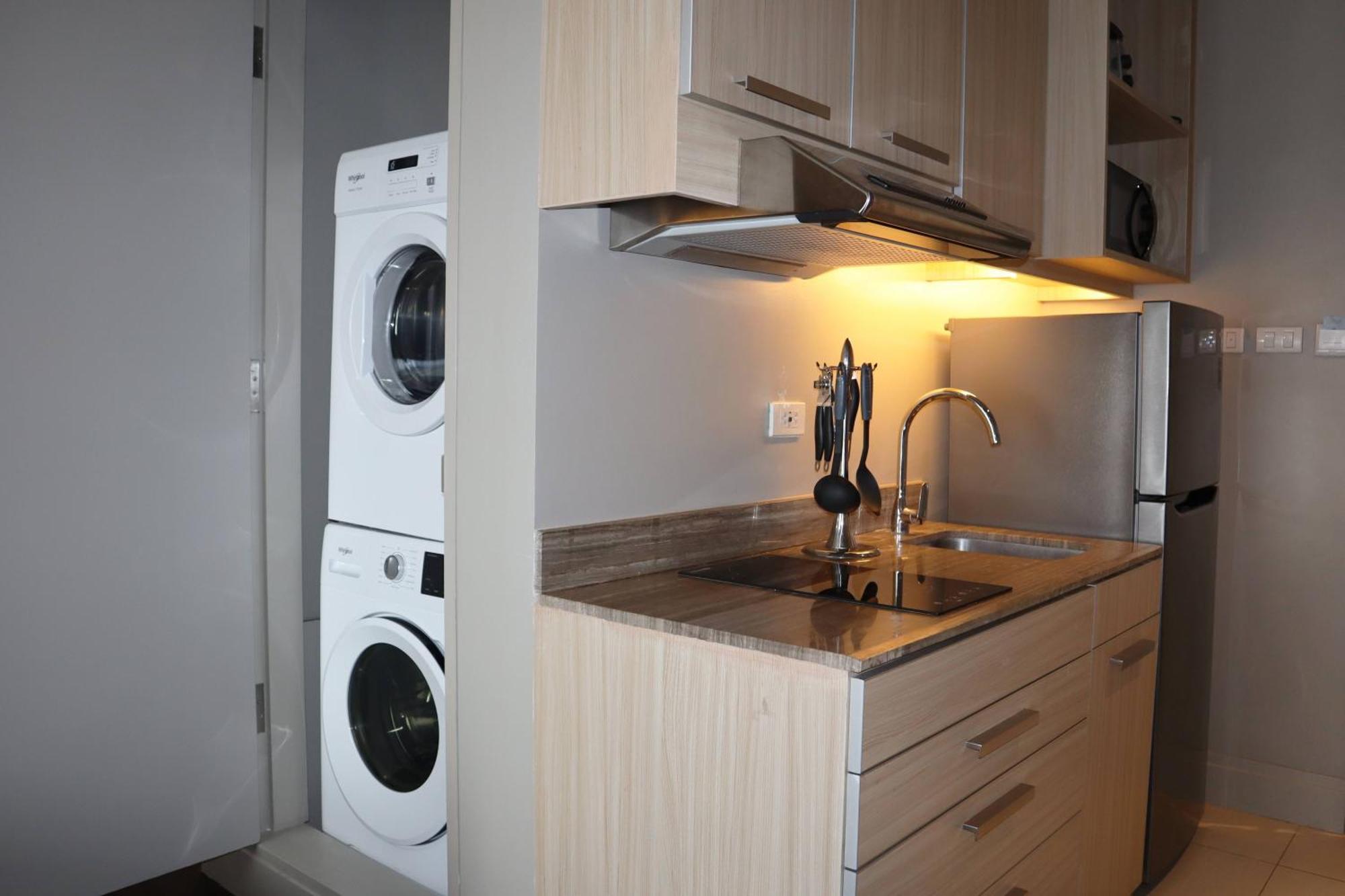 1 King Bed, One-Bedroom with Kitchenette and Living Area