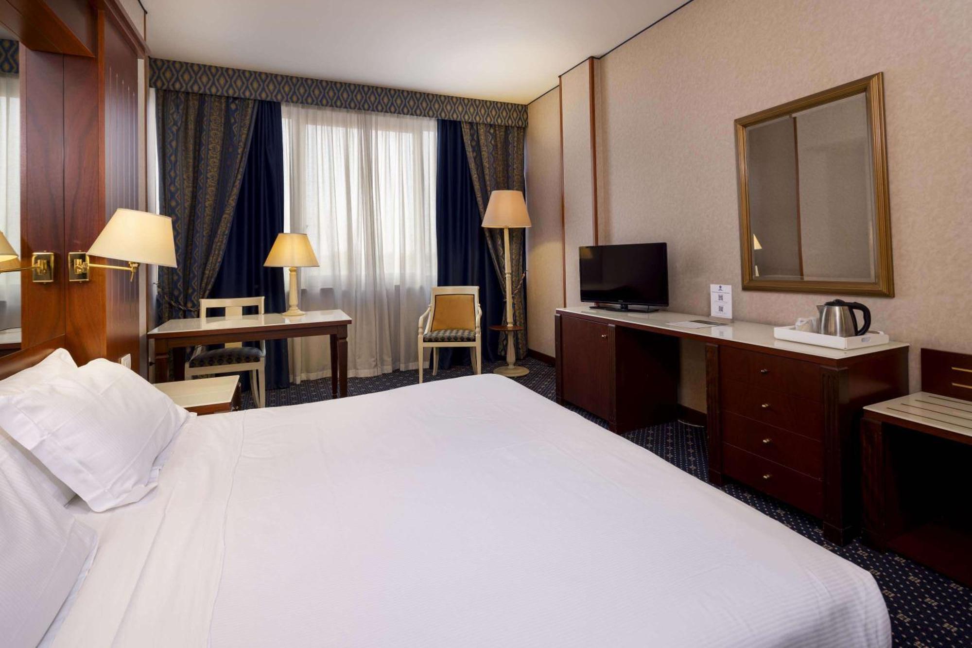 Double Room 1 King Bed
