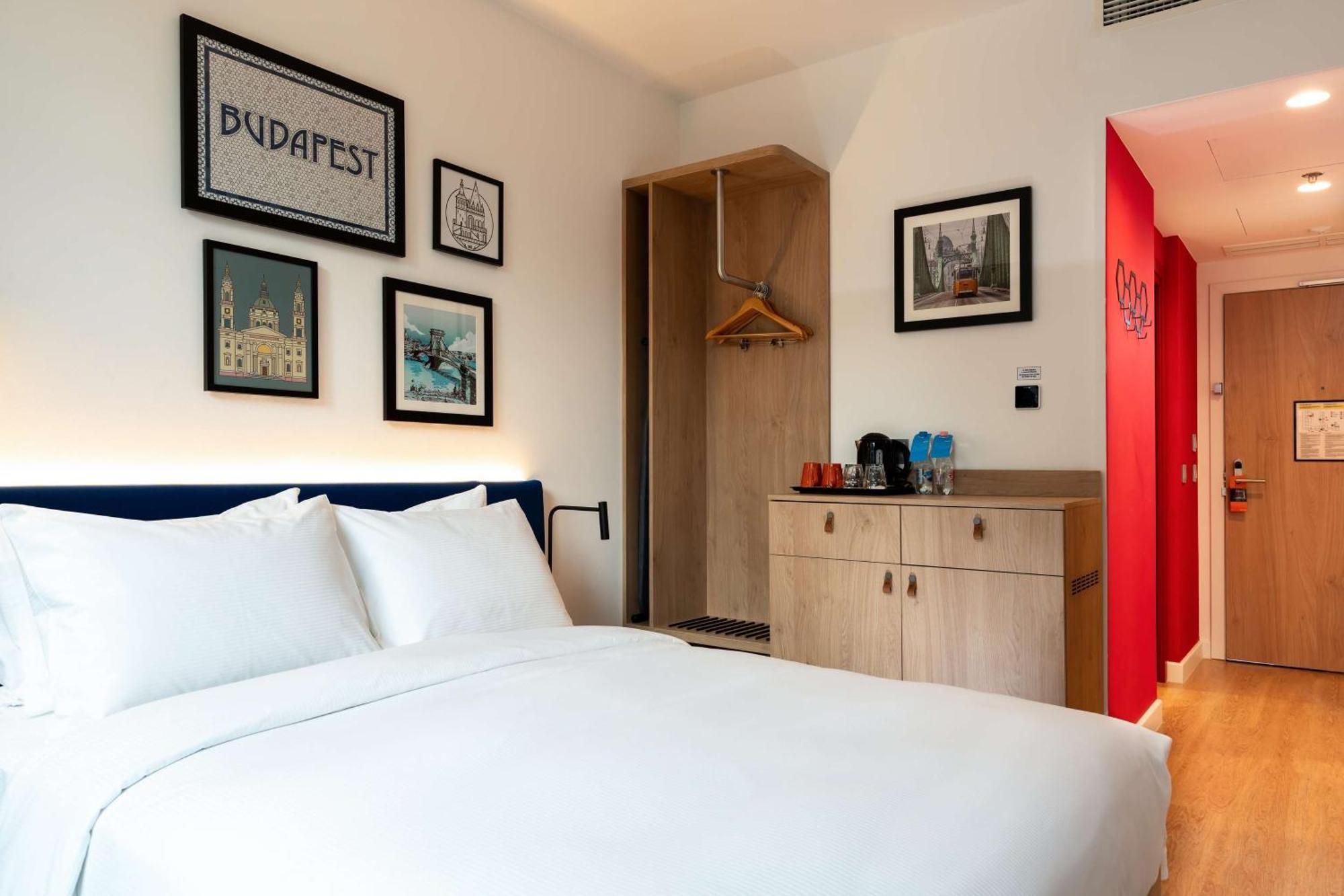 Habitación con cama grande
