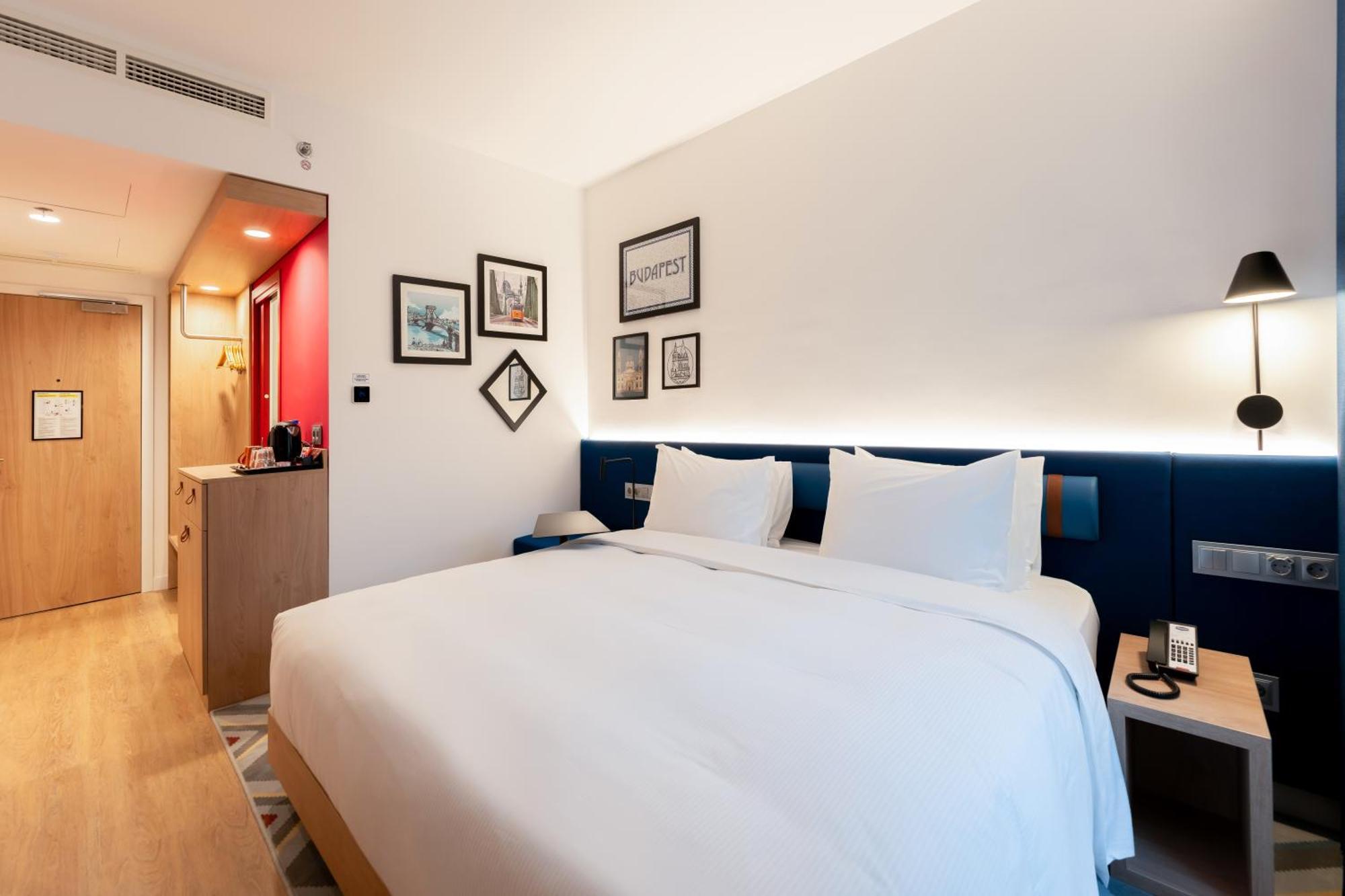 Habitación con cama super extragrande