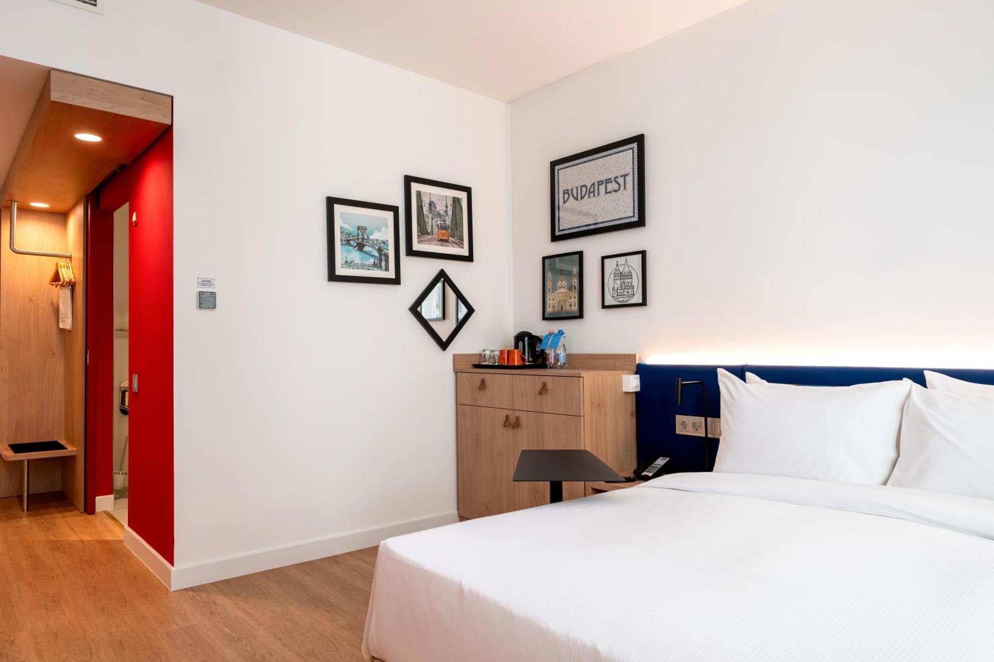 Habitación con cama grande adaptada para personas de movilidad reducida