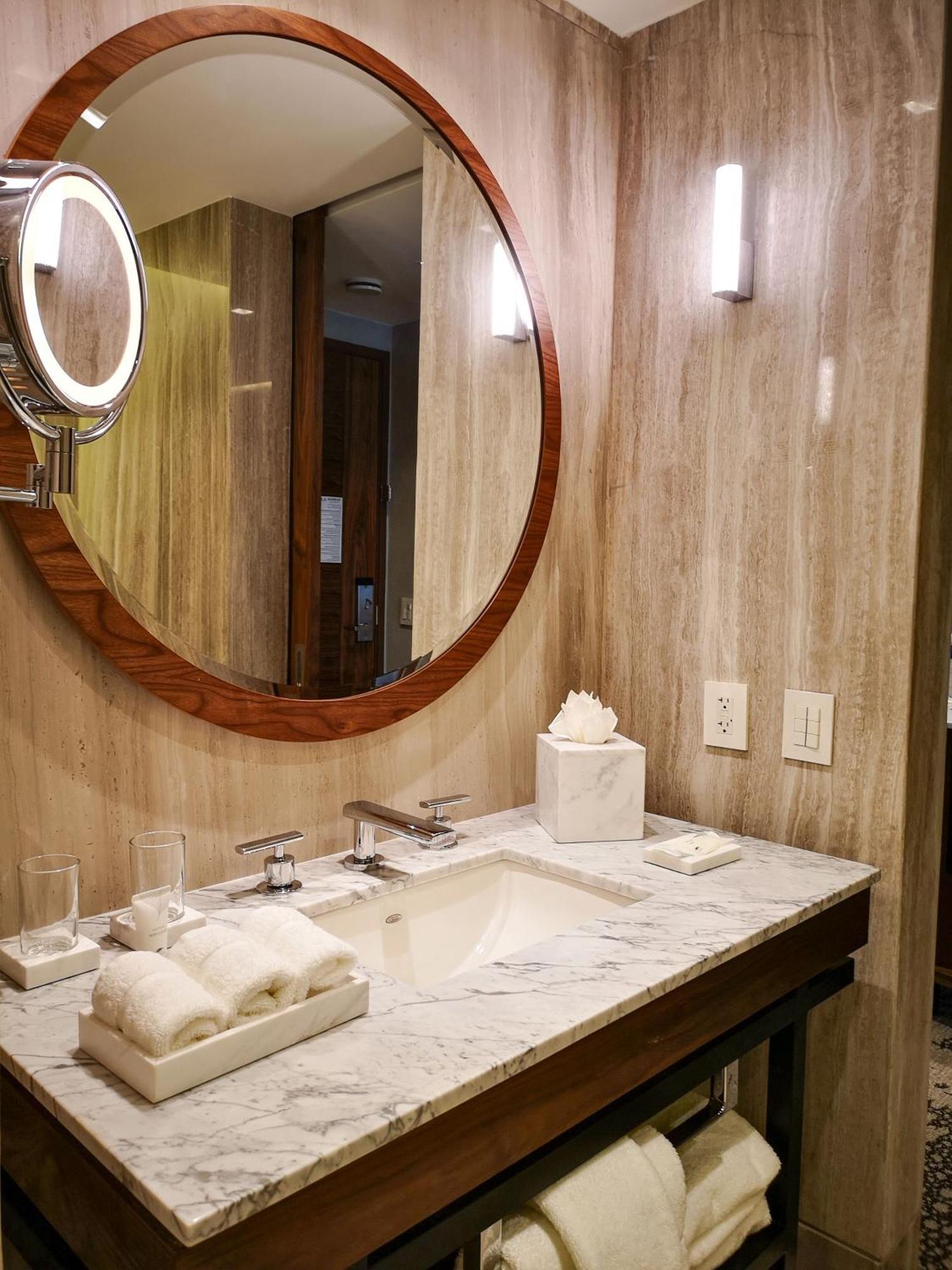 Deluxe Room 1 King