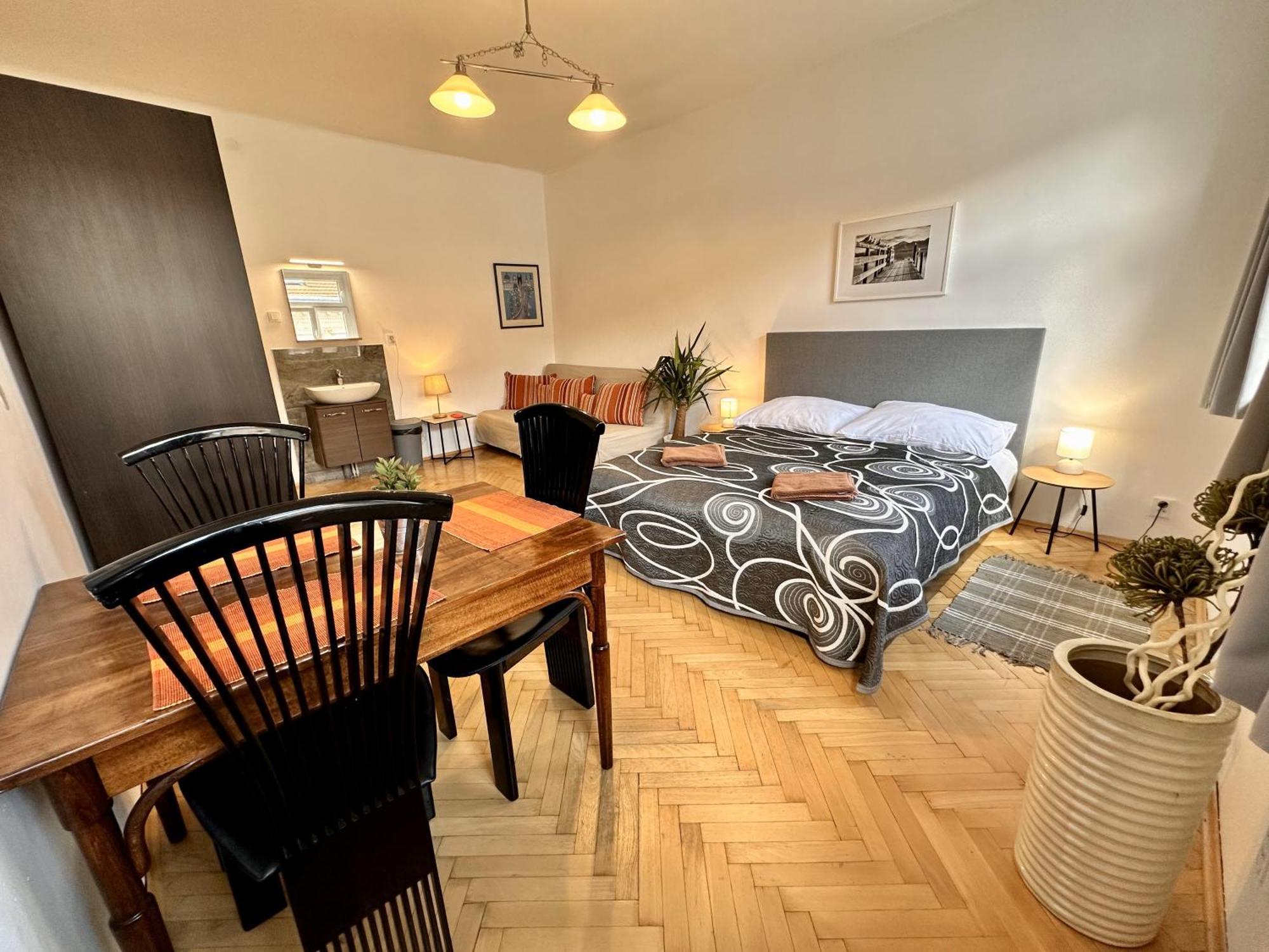 Standaard Driepersoonskamer met Gedeelde Badkamer